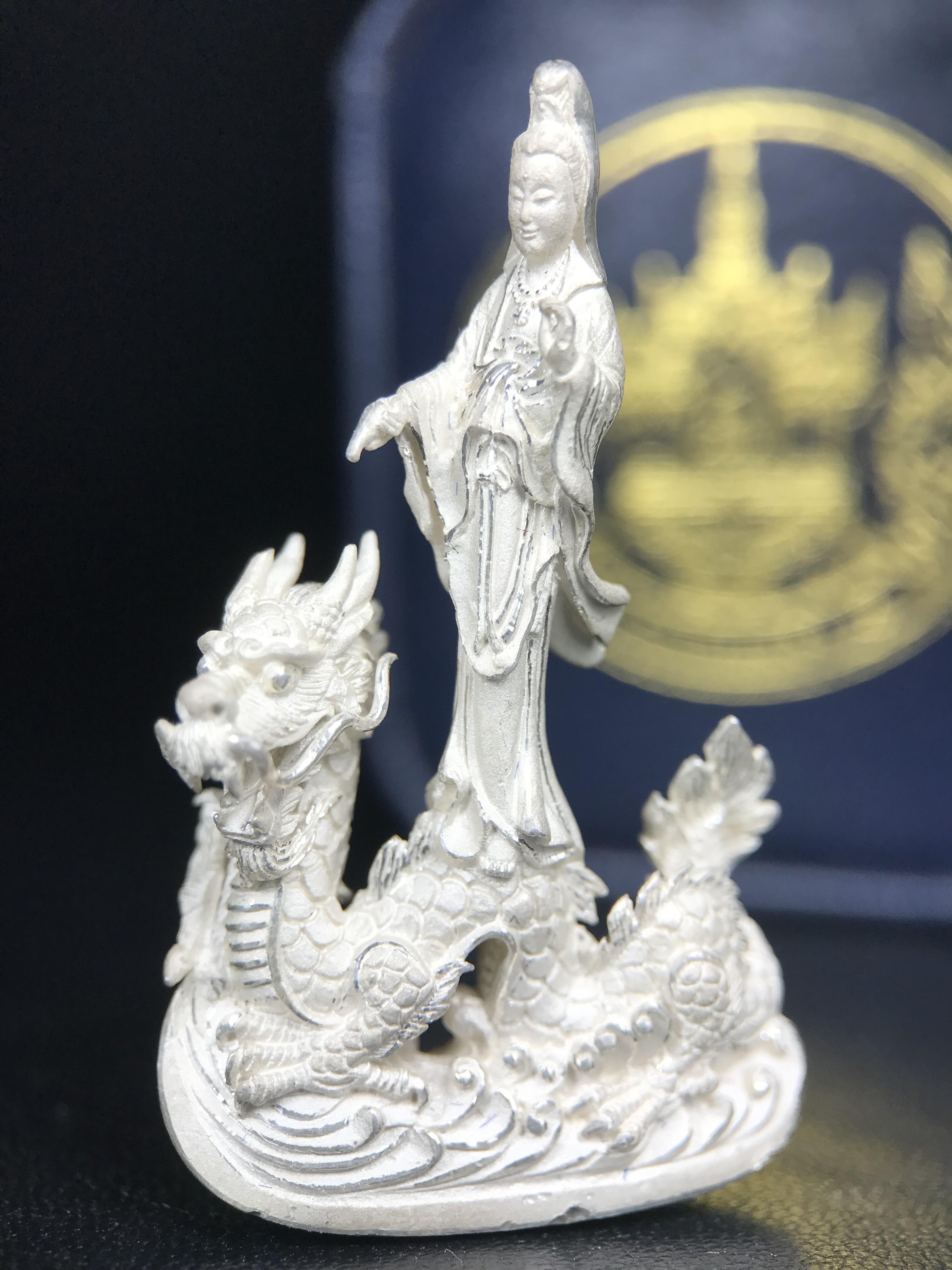 รูปหล่อลอยองค์พระโพธิสัตว์กวนอิม ทรงประทับมังกร จ.ระนอง เนื้อเงิน พิมพ์ใหญ่(สภาพผิว สวยงดงาม ทรงคุณค่า) เฉลิมฉลองในวโรกาสที่พระบาทสมเด็จพระเจ้าอยู่หัวทรงครองสิริราชสมบัติครบ 50 ปี จ.ระนอง พ.ศ.2539