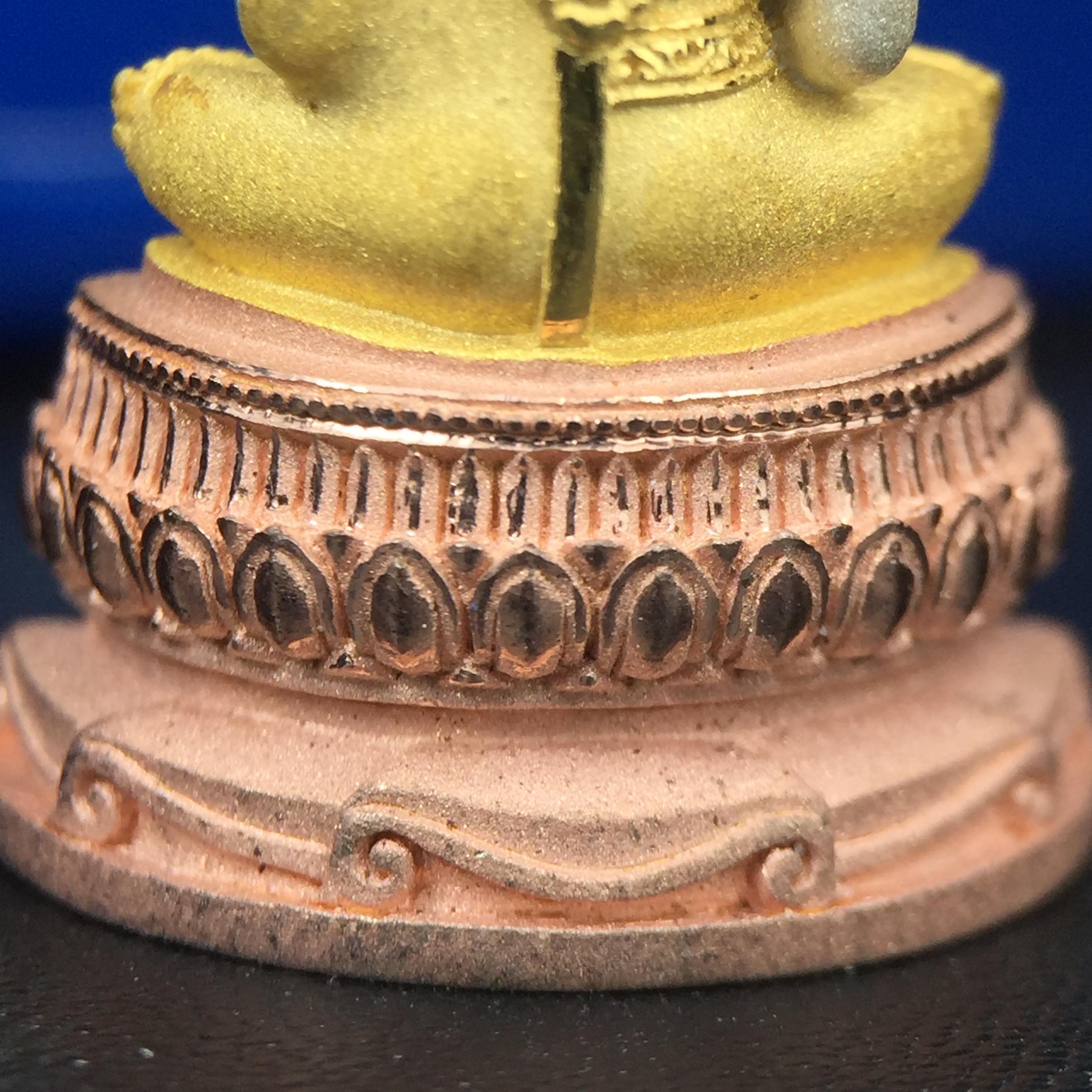 พระแก้วมรกต(จำลอง)ลอยองค์ ขนาดหน้าตัก 1/2 นิ้ว ทรงเครื่องฤดูร้อน เนื้อเงินสามกษัตริย์ ตราสัญลักษณ์ฉลองสิริราชสมบัติ ครบ 60 ปี พ.ศ.2549(สภาพสวย ครบ สมบูรณ์)