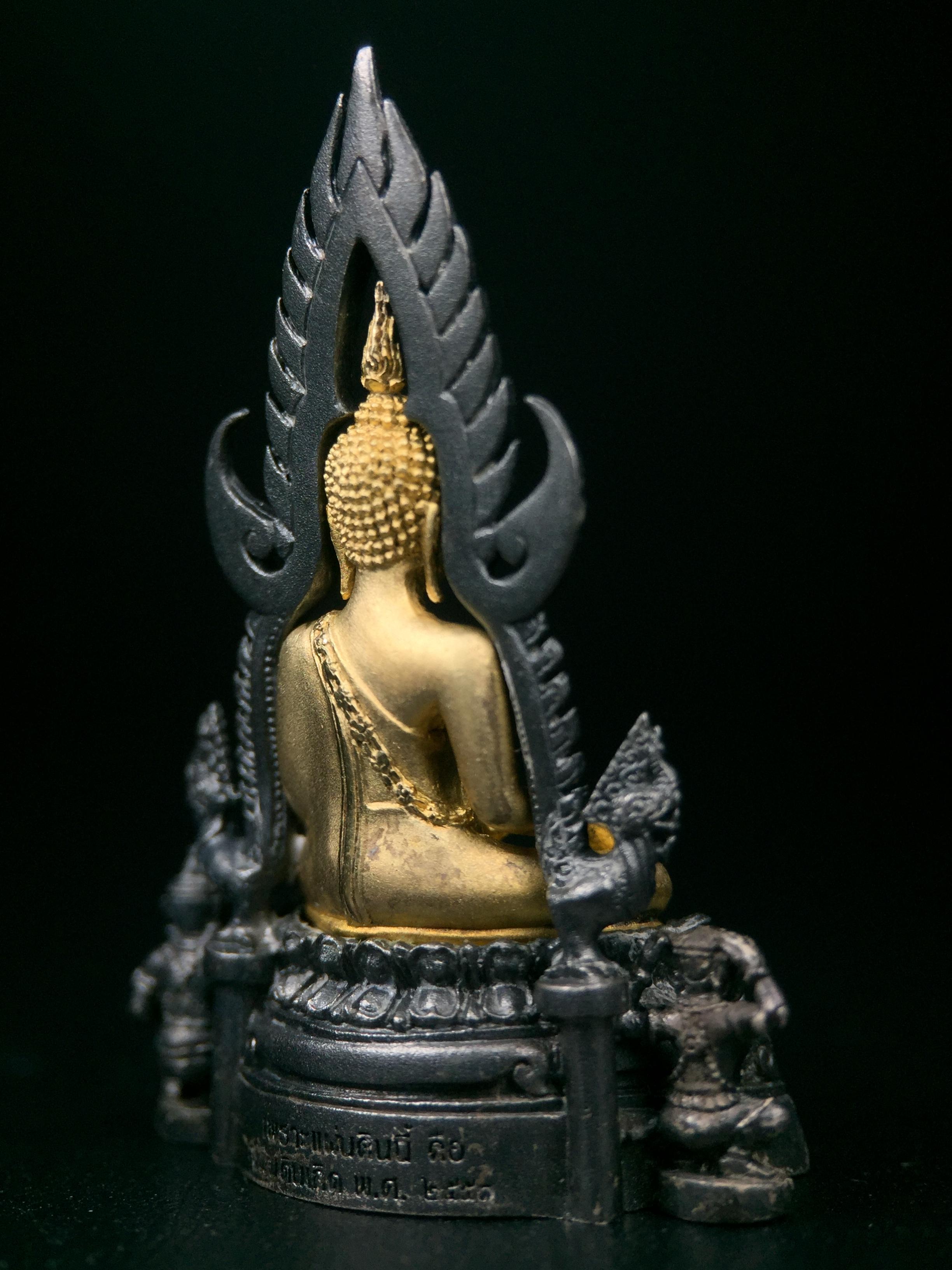 พระพุทธชินราช ภปร. โครงการ เพราะแผ่นดินนี้คือแผ่นดินเกิด เนื้อเงินชุบทองคำซุ้มรมดำ ปี2551 ขนาดหน้าตัก1/2นิ้ว(3.5*2.5 ซม.) (สวยงามหายาก)1ใน 5000 องค์