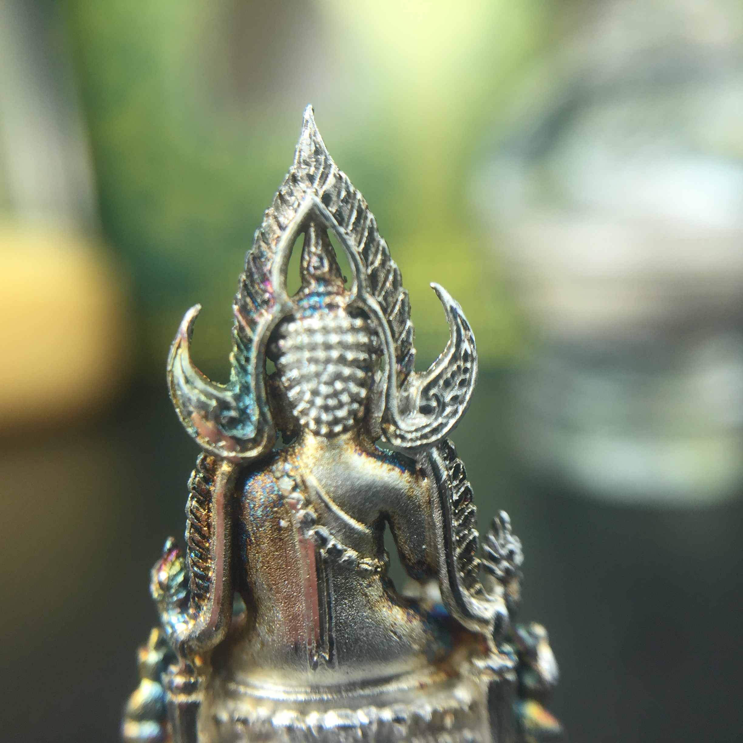 พระพุทธชินราช(จำลอง) ภปร. 84 พรรษา เนื้อเงินชุบทองคำขาว พิมพ์เล็กขนาดหน้าตัก 1/4 นิ้ว (สภาพผิวเดิมสวย ขึ้นสีรุ้งธรรมชาติ แบบนิยม)(พระราชทานมวลสาร จิตรลดาและเส้นพระเจ้า(เส้นผม))