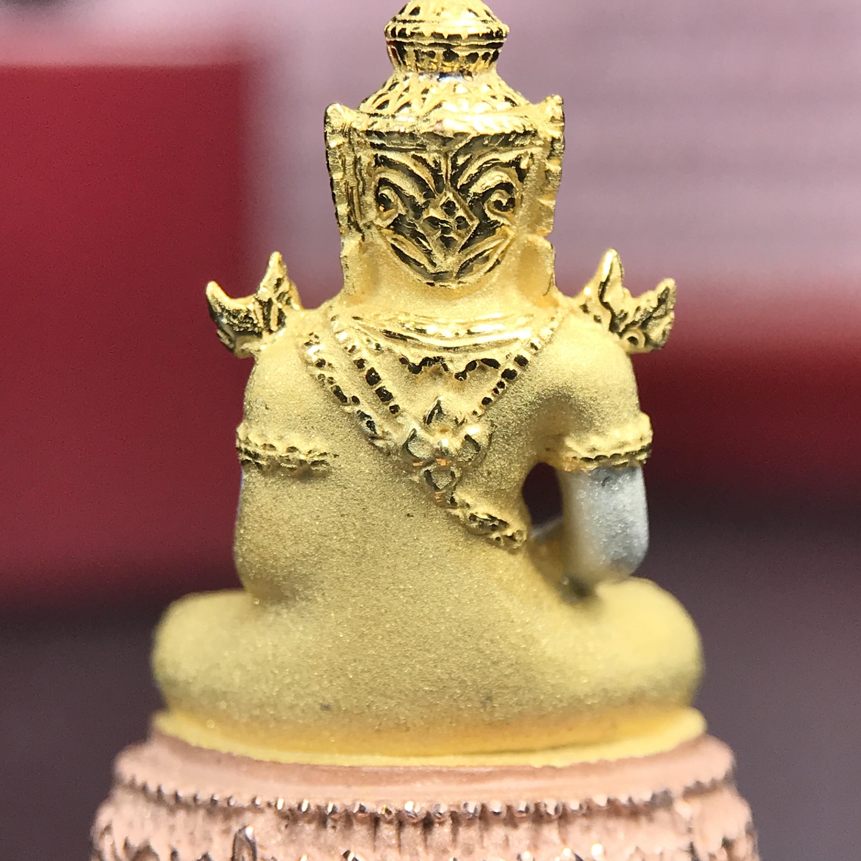 พระแก้วมรกต ภปร.(รุ่นแรก) ปี2545 จัดสร้างในมหาวโรกาส พระบาทสมเด็จพระเจ้าอยู่หัวรัชกาลที่ 9 ครบรอบ 75 พรรษา และฉลองกรุงรัตนโกสินทร์ครบ 220 ปี พิมพ์ลอยองค์ใหญ่ เนื้อเงินบริสุทธิ์ 92.5%(สามกษัตริย์) ขนาด 19*35 มม. พร้อมกล่อง สวยครบสมบูรณ์(องค์หมายเลข ๓๓๘๗)