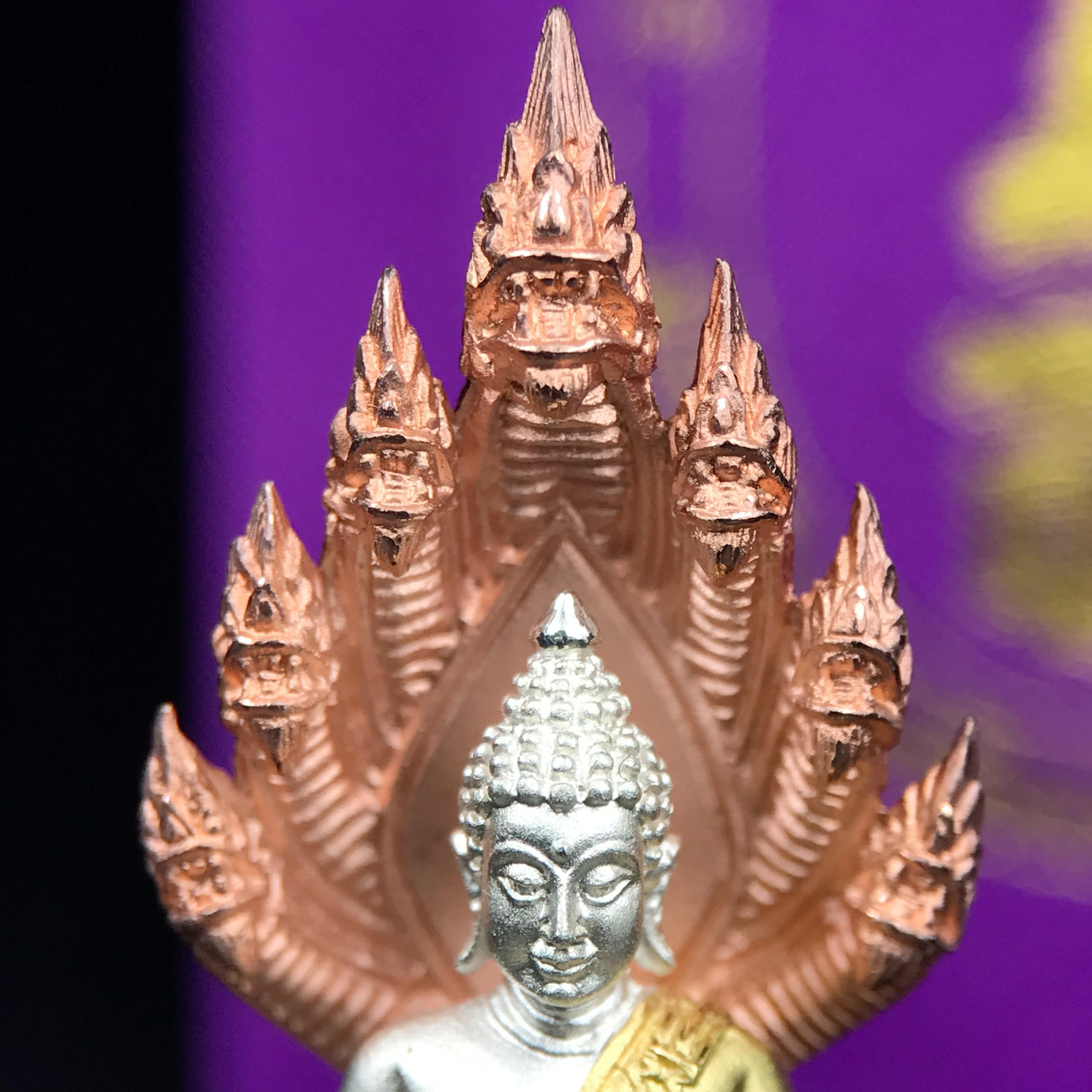 พระนาคปรก สธ. รุ่นสร้างพระอุโบสถเฉลิมพระเกียรติ 4 รอบ 84 พรรษา สมเด็จพระเทพรัตนราชสุดาฯ วัดบวรนิเวศวิหาร ปี 2543 พิมพ์ใหญ่ เนื้อเงินบริสุทธิ์ ชุบสามกษัตริย์แบบพ่นทรายขัดเงาบางส่วน(สภาพ สวย )พิธีใหญ่ พุทธศิลป์งดงาม หายาก (1 ใน 1999 องค์)