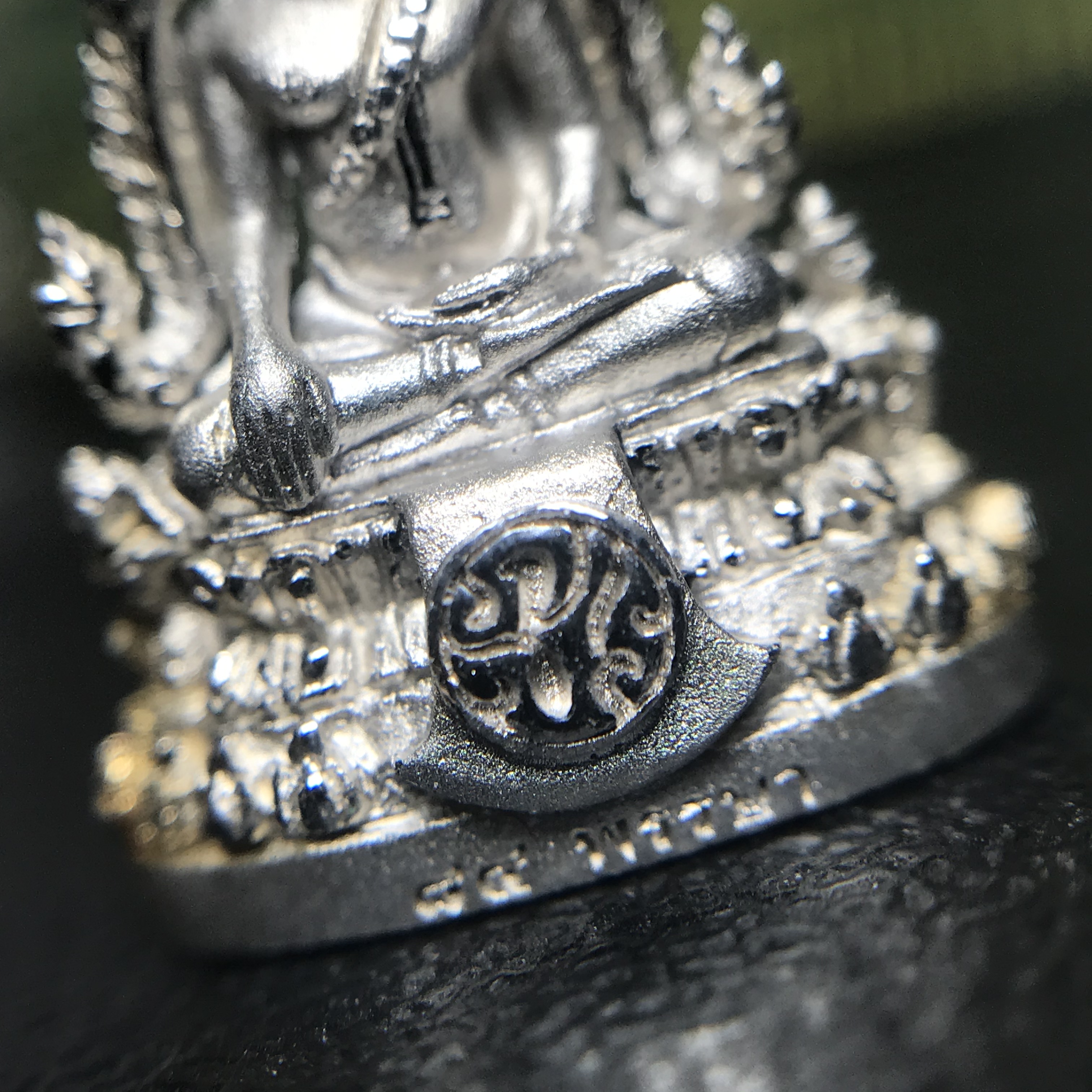 พระพุทธชินราช(จำลอง) ภปร. 84 พรรษา เนื้อเงินชุบทองคำขาว พิมพ์เล็กขนาดหน้าตัก 1/4 นิ้ว (สภาพผิวเดิมสวยงาม)