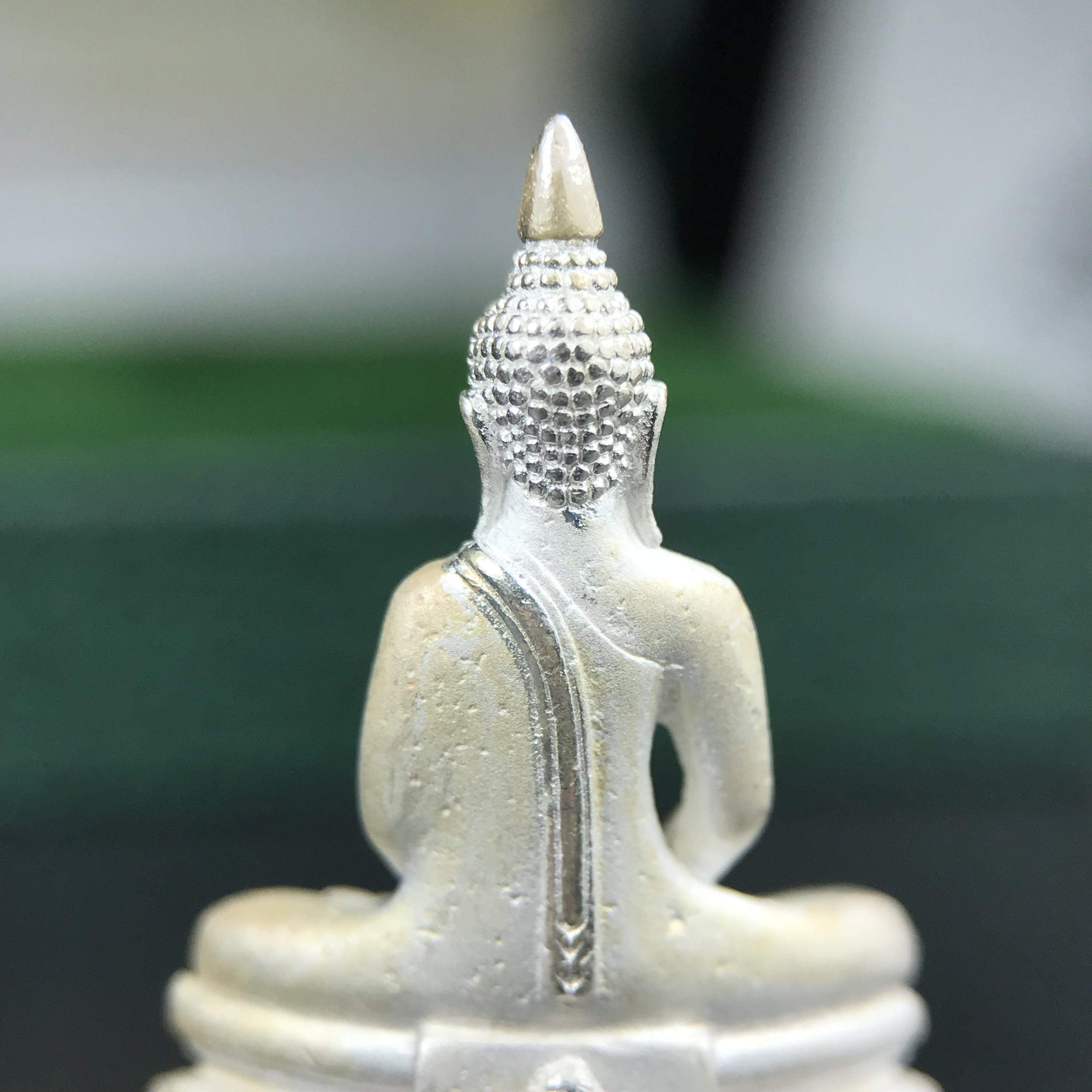 พระพุทธโสธร ภปร. รุ่นย้อนยุค สร้างพระอุโบสถ สมาคมชาวฉะเชิงเทรา จัดสร้าง ปี 2539 วโรกาสครองสิริราชสมบัติครบ 50 ปี เนื้อเงินทรายนวลขัดเงาบางส่วน พร้อมกล่องบรรจุและใบรับรองเดิม