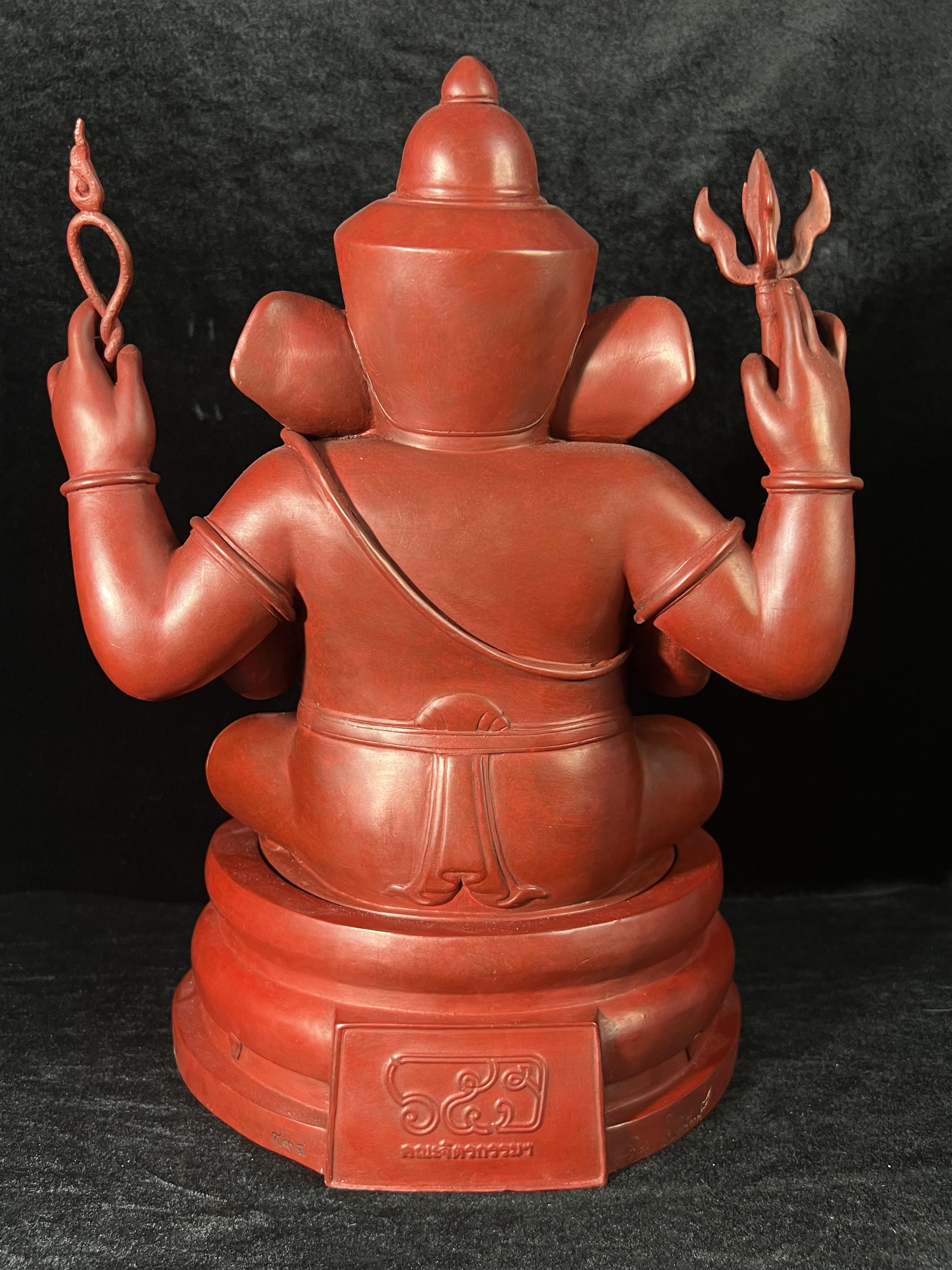 พระพิฆเนศวร 65 ปี คณะจิตรกรรมฯ มหาวิทยาลัยศิลปากร ปี 2551 ขนาดบูชาลอยองค์ หน้าตัก 9 นิ้ว(เนื้อสำริดแดงพลาติน่า)***สีแดงหายาก*** ออกแบบและปั้นโดย รองศาสตราจารย์วิชัย สิทธิรัตน์ ปัจจุบันดำรงตำแหน่งทางวิชาการเป็นศาตราจารย์ ศิลปินแห่งชาติสาขาประติมากรรม