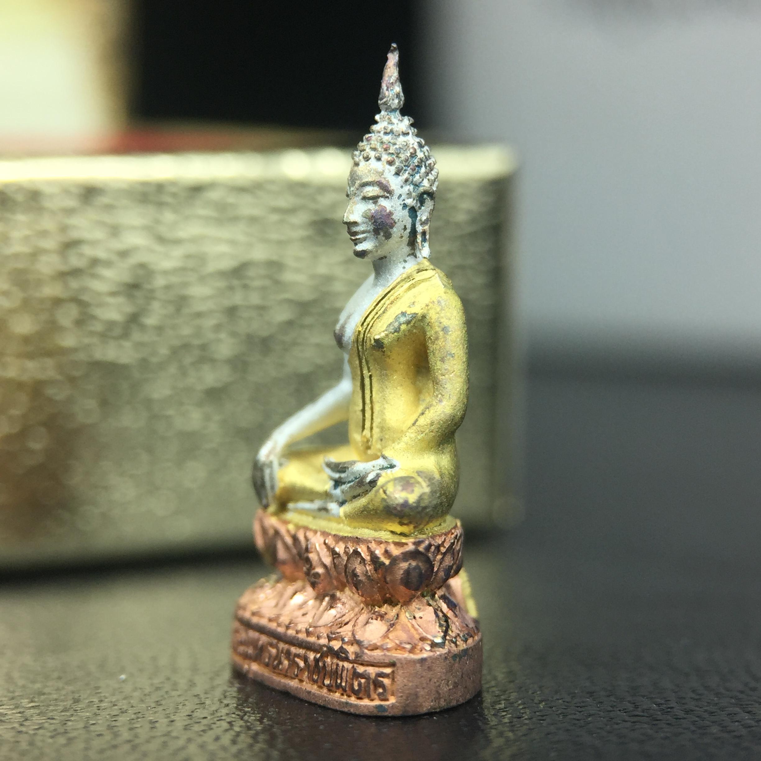 พระชัยวัฒน์พระพุทธนวราชบพิตร ครองสิริราชสมบัติครบ 50 ปี พ.ศ.2540 ขนาดสูง 1.9 ซม. เนื้อเงินสามกษัตริย์(ผิวเดิม) พร้อมกล่องบรรจุเดิมครบสมบูรณ์ 1ใน 9500 องค์(พุทธนวราชบพิตร นิมิตรหมายแห่งความสามัคคี ด้วยไมตรีแห่งองค์พระภูมิพล)