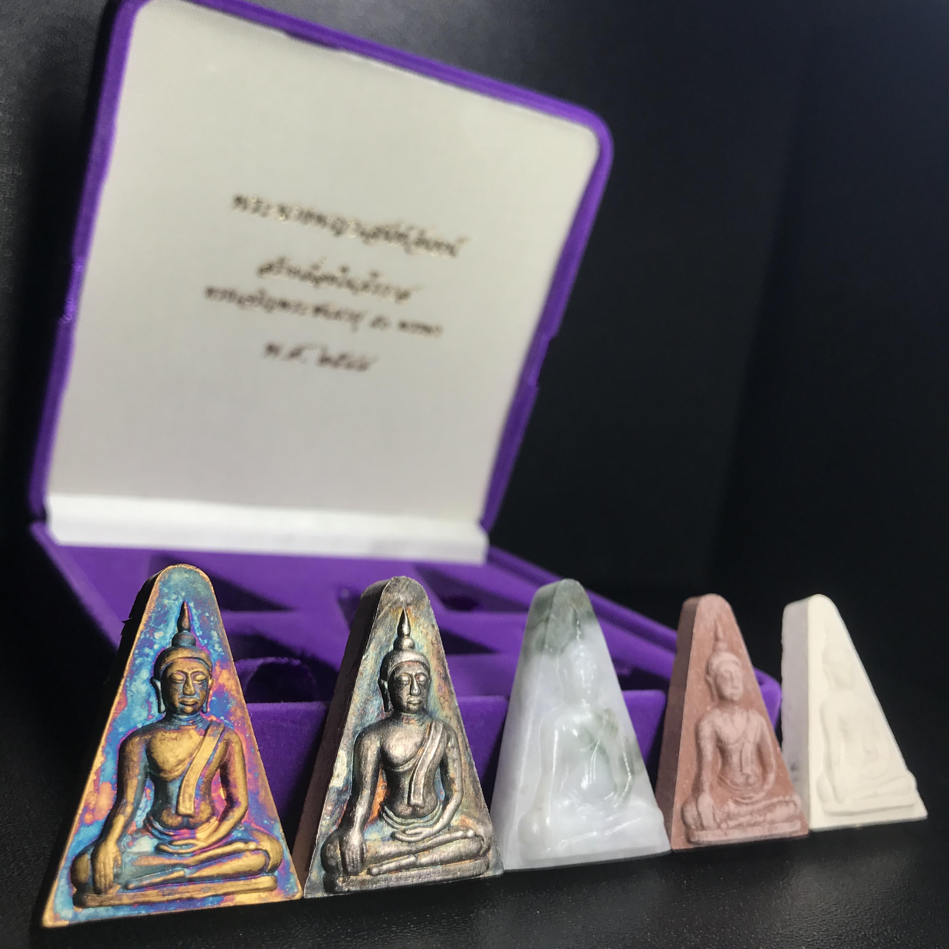 พระนางพญาเสน่ห์จันทร์ สธ. สร้างในวโรกาสทรงเจริญพระชนมายุ 50 พรรษา สมเด็จพระเทพฯ พ.ศ.2548 ชุดพิเศษ (1 ใน 5000 ชุด)หายาก