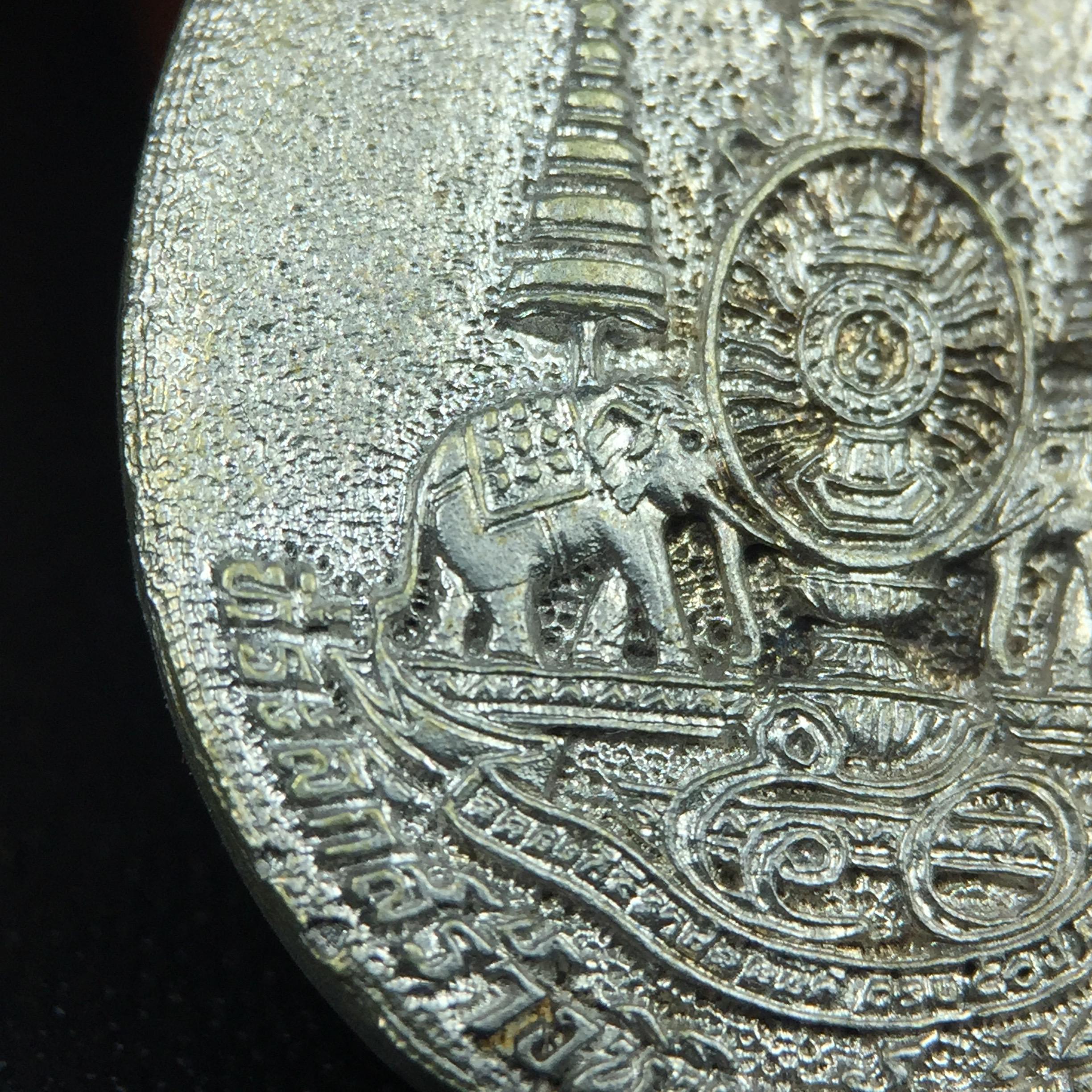 เหรียญรูปเหมือนพระญาณวิทยาคมเถร (หลวงพ่อคูณ ปริสุทโธ)ชุดกาญจนาภิเษกครองราชย์ครบ 50 ปี วัดบวรนิเวศวิหาร ปี 2538 เหรียญหล่อเนื้อนวโลหะ(พิเศษกรรมการมีรอยจาร ตอกโค๊ดหมายเลข ๑๗๘)(หายากพบเจอน้อยมาก)(พร้อมกล่องบรรจุเดิมลายไม้สีน้ำตาลมีตรากาญจนา) พิธีใหญ่