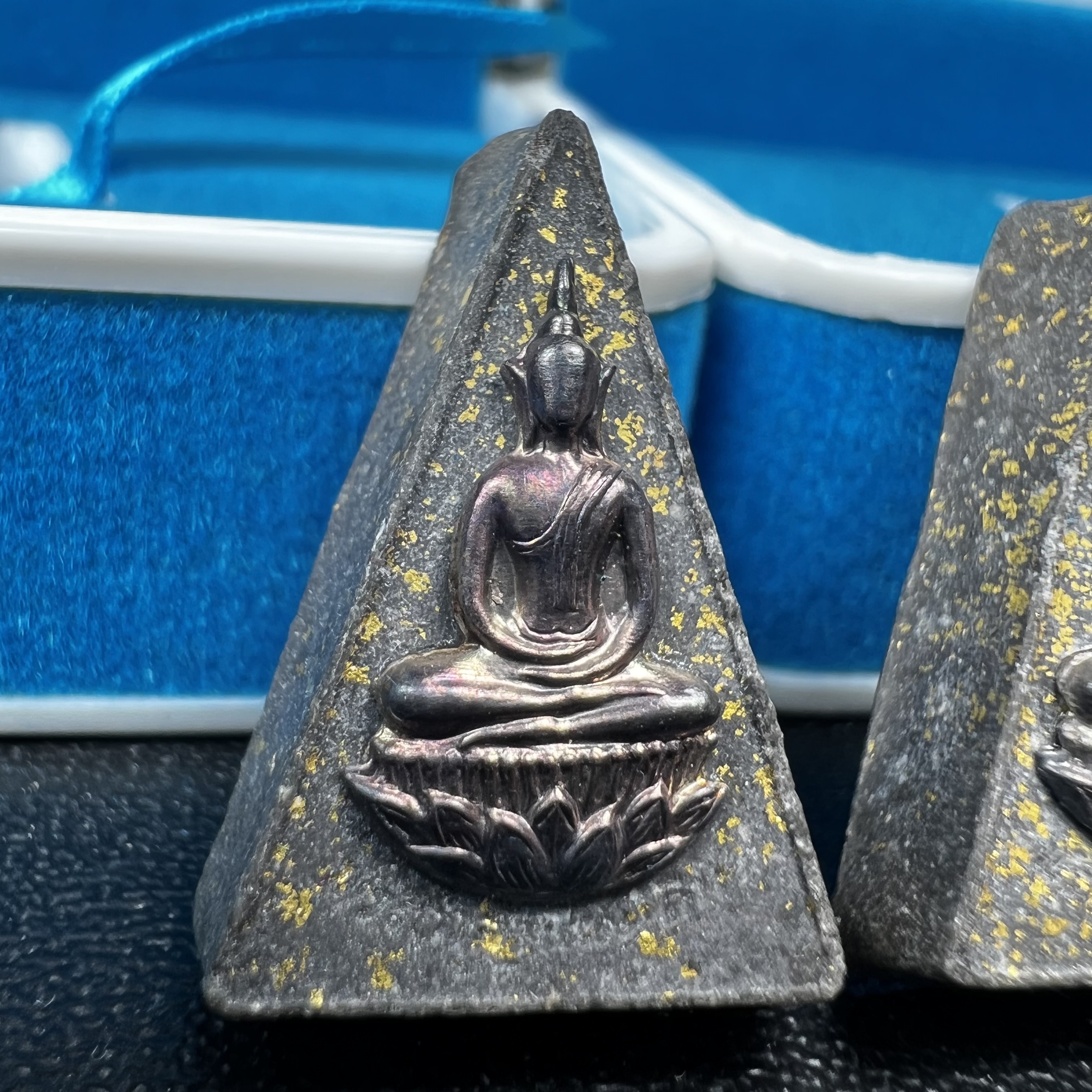 พระกำลังแผ่นดิน พระราชทาน วัดบวรนิเวศวิหาร ปี2539 พิมพ์เล็กหน้ากากเงิน (ในหลวง รัชกาลที่ 9 พระราชทานมวลสารจิตรลดา)นิยมหายาก