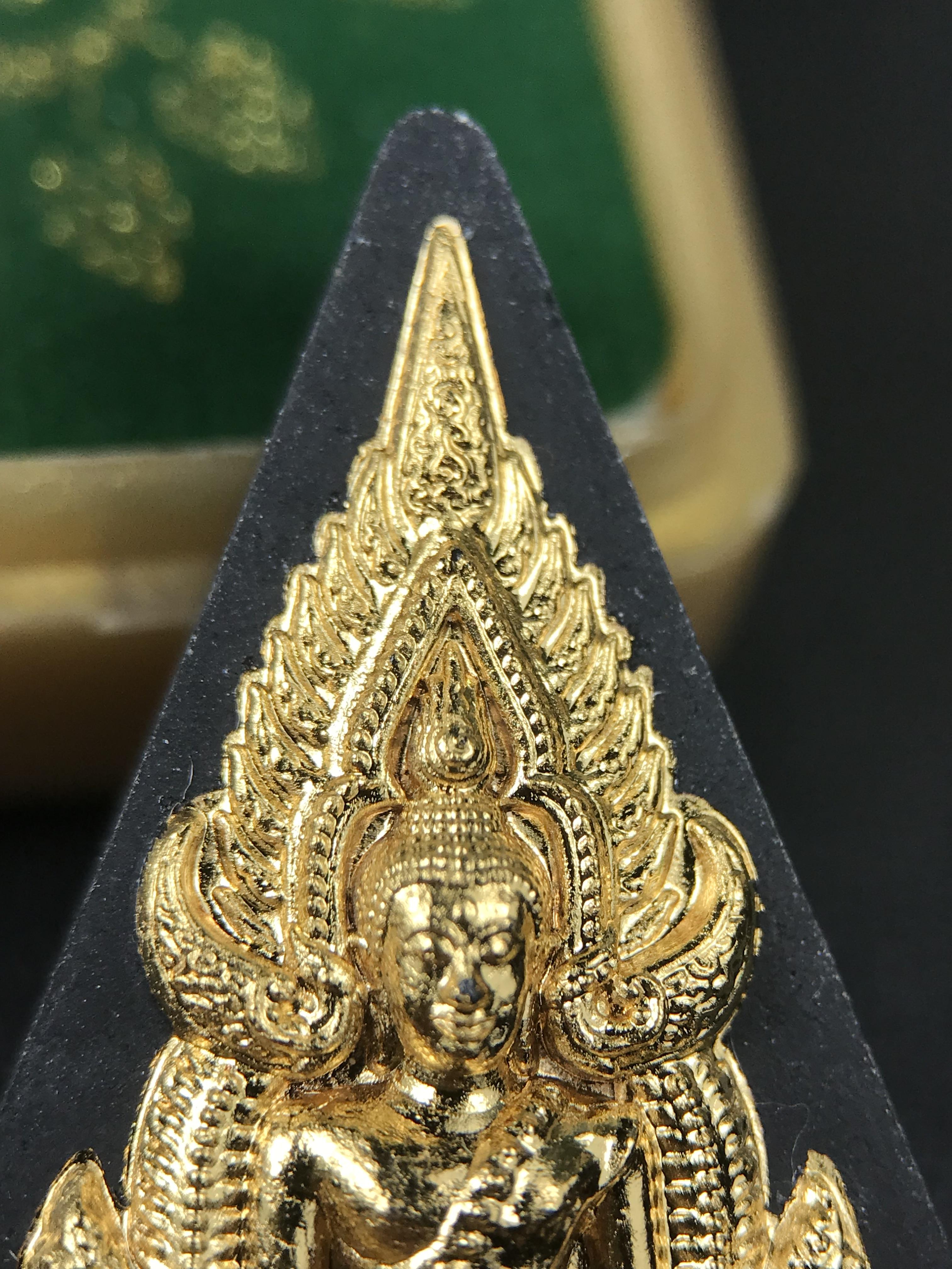 พระพุทธชินราช ภปร. 84พรรษา เนื้อผงปิดทองด้านหน้า หลัง ภ.ป.ร. เนื้อทองคำ(2.6 กรัม) (พระราชทานมวลสาร จิตรลดาและเส้นพระเจ้า(เส้นผม)ในหลวงรัชกาลที่9)พุทธศิลป์ทรงคุณค่าอีกหนึ่งรุ่นยอดนิยม(องค์หมายเลข ๑๑๐๙)1 ใน 3000 องค์ หายาก