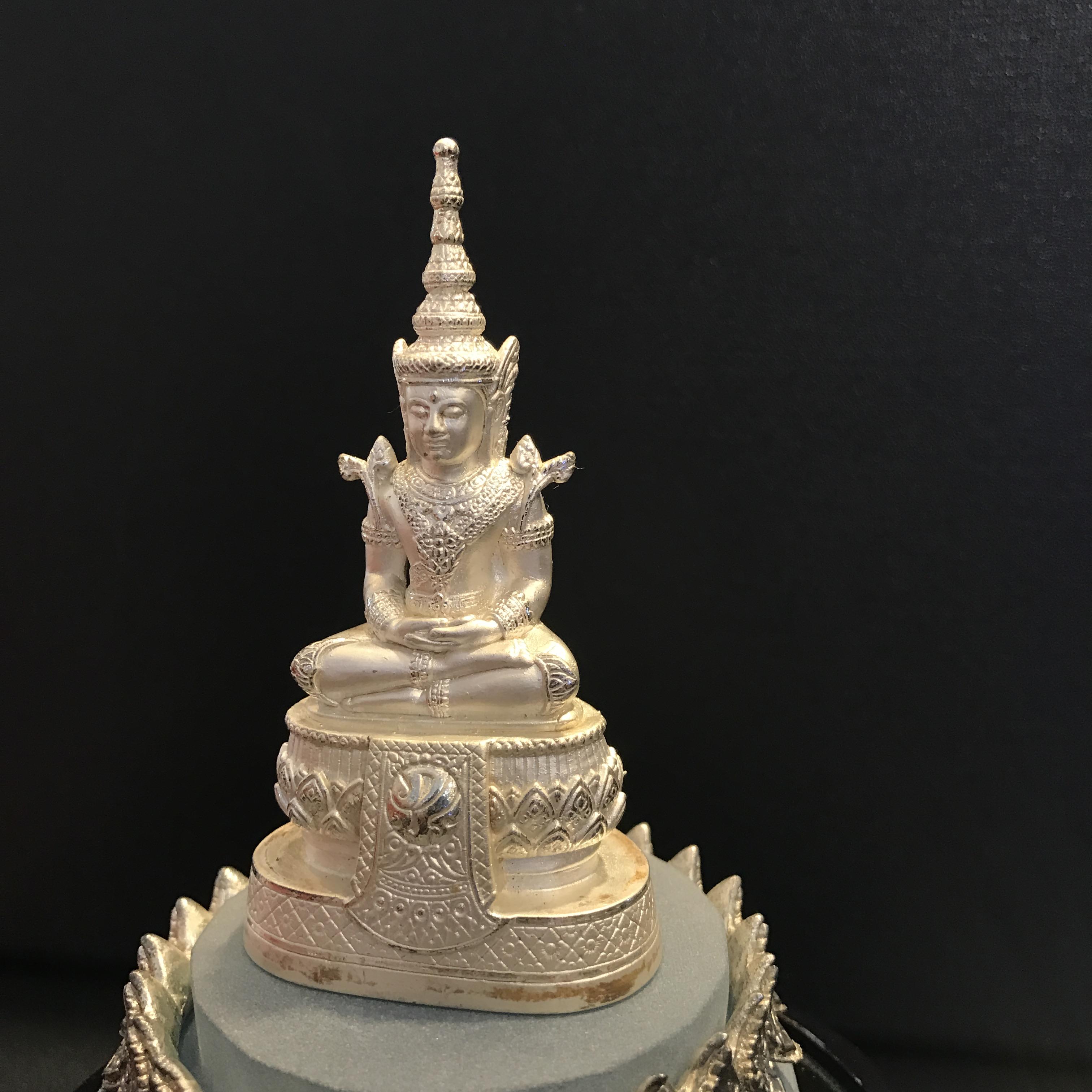 พระแก้วมรกต ภปร(รุ่นแรก) ปี45 รุ่นฉลองกรุงรัตนโกสินทร์ครบ 220 ปี หล่อลอยองค์ เนื้อเงิน ขนาดบูชา 50*90 มม. พร้อมฐานวางครอบแก้วเดิมครบสมบูรณ์(สวยงามและหายากมาก)