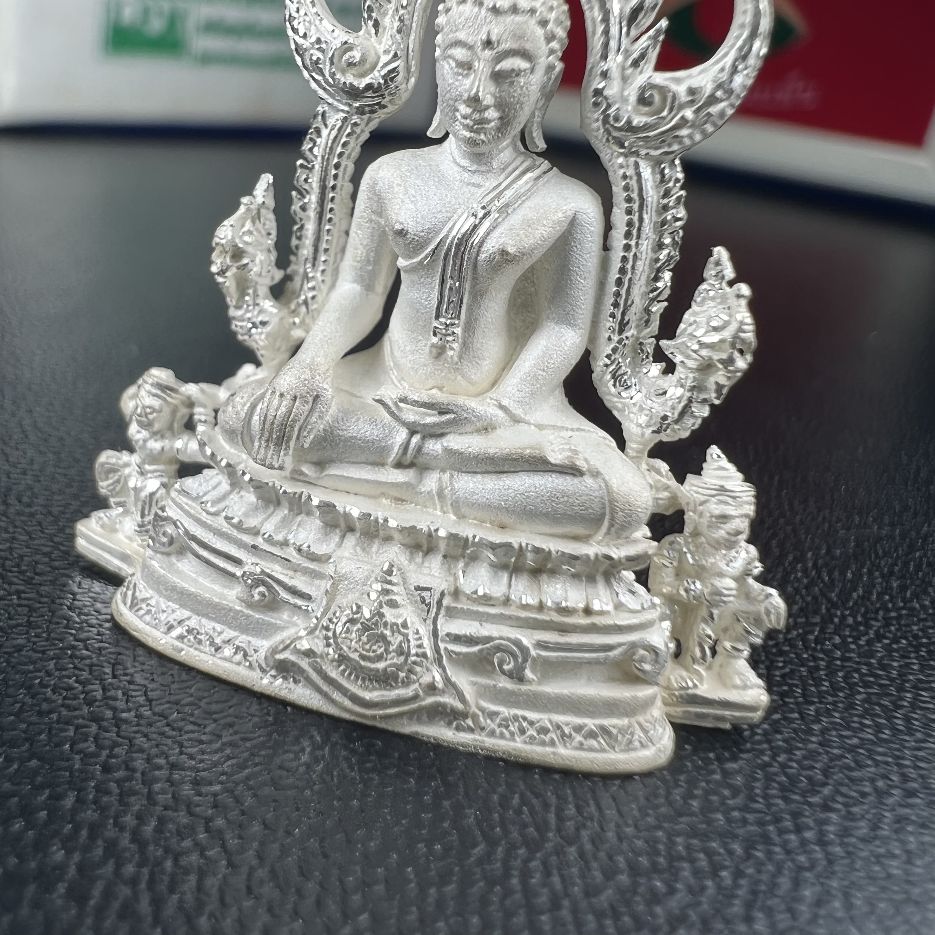 พระพุทธชินราช ภปร. ในวโรกาสพระราชพิธีมหามงคล เฉลิมพระชนมายุ6รอบ 5ธันวาคม2542 มูลนิธิพิทักษ์ดวงตาประชาชน จัดสร้าง เนื้อเงินแบบทรายนวลขัดเงาบางส่วน พิมพ์ใหญ่ ขนาดสูง 3.4 ซม. พร้อมกล่องบรรจุเดิม