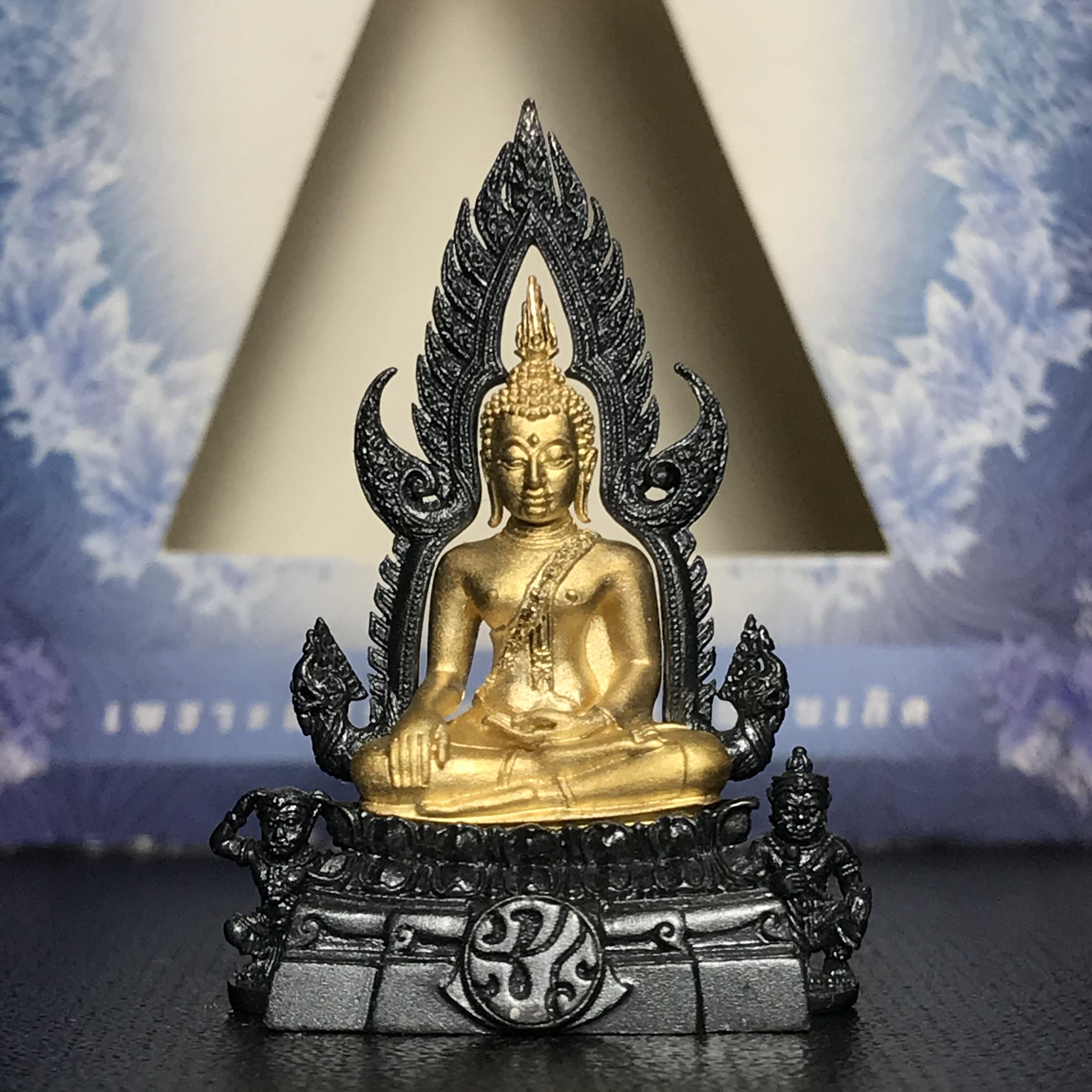 พระพุทธชินราช ภปร. โครงการ เพราะแผ่นดินนี้คือแผ่นดินเกิด เนื้อเงินชุบทองคำซุ้มรมดำ ปี2551 ขนาดหน้าตัก1/2นิ้ว (สวยงามหายาก)1ใน5000องค์