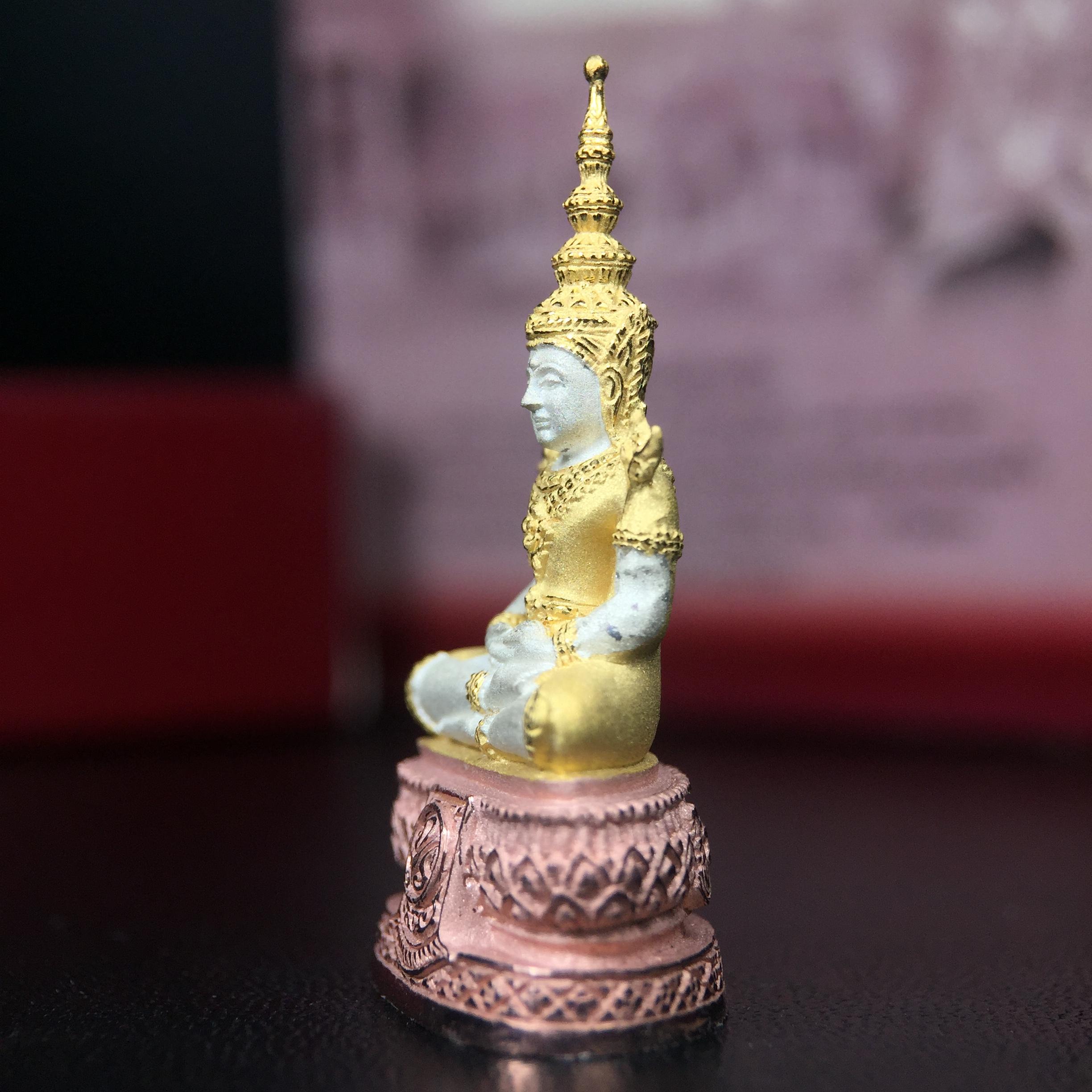 พระแก้วมรกต ภปร.(รุ่นแรก) ปี2545 รุ่นฉลองกรุงรัตนโกสินทร์ครบ 220 ปี พิมพ์ลอยองค์ใหญ่ เนื้อเงินบริสุทธิ์ 92.5% (สามกษัตริย์) ขนาด 19*35 มม. พร้อมกล่องบรรจุเดิม สวยครบสมบูรณ์