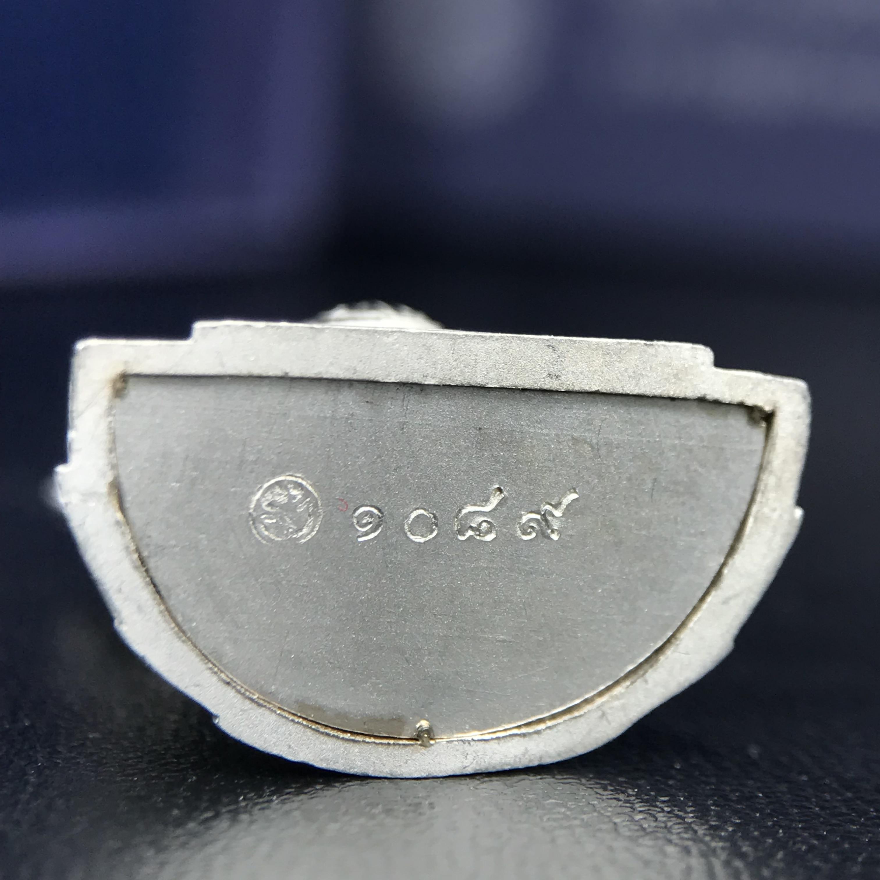 พระแก้วมรกต ภปร. ปี 2547 จัดสร้างโดยโรงพยาบาลภูมิพลอดุลยเดช เนื้อเงิน ลอยองค์ หน้าตัก 1/2 นิ้ว พิธีมหามังคาภิเษก ณ พระอุโบสถวัดพระศรีรัตนศาสดาราม(วัดพระแก้ว) งดงามทรงคุณค่าอีกหนึ่งรุ่นยอดนิยม หายาก(เลขสวยผมรวมได้เก้า หมายเลข ๑๐๘๙)(1ใน3000องค์)