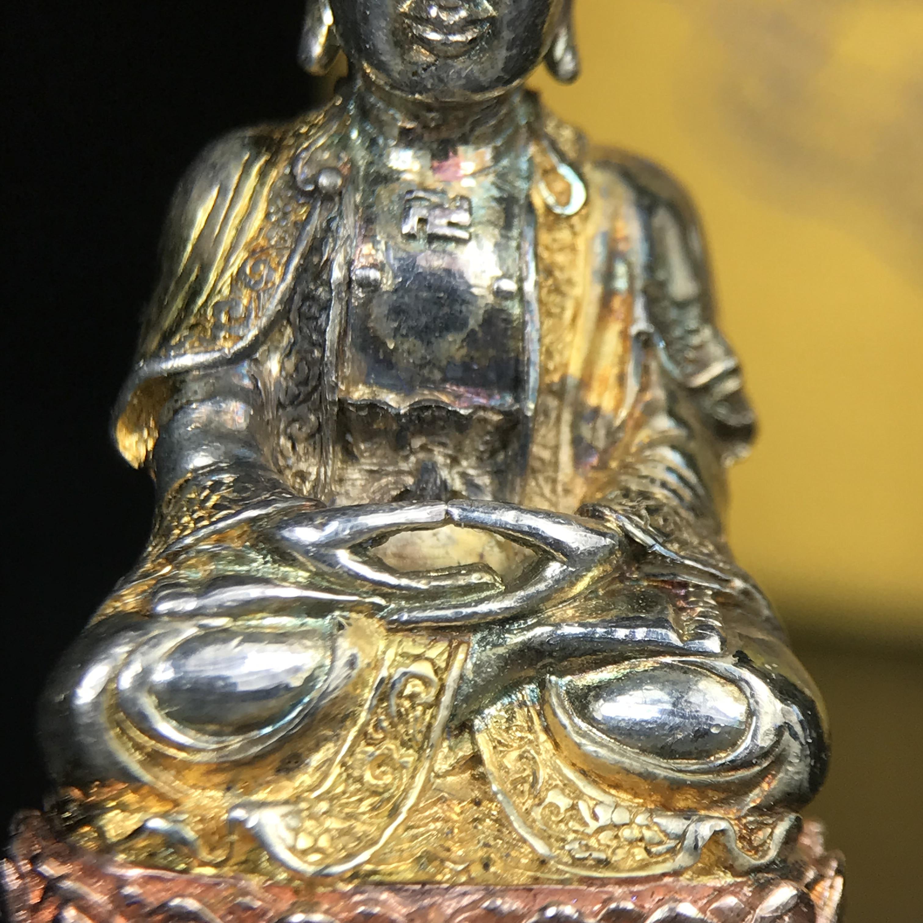 พระกริ่งจีน "ต้าเยิ่นถะ" ชุดกาญจนาภิเษกครองราชย์ 50 ปี วัดบวรนิเวศวิหาร ปี 2538 เนื้อเงินสามกษัตริย์ 99.99% สูง 3.8 ซม. (สภาพผิวสวยเดิมติดรุ้งๆ พิธีใหญ่ พุทธศิลป์งดงาม) สภาพสวยเดิมพร้อมกล่องบรรจุเดิม ***ตอกโค๊ดหมายเลข ๖๒๖๒***