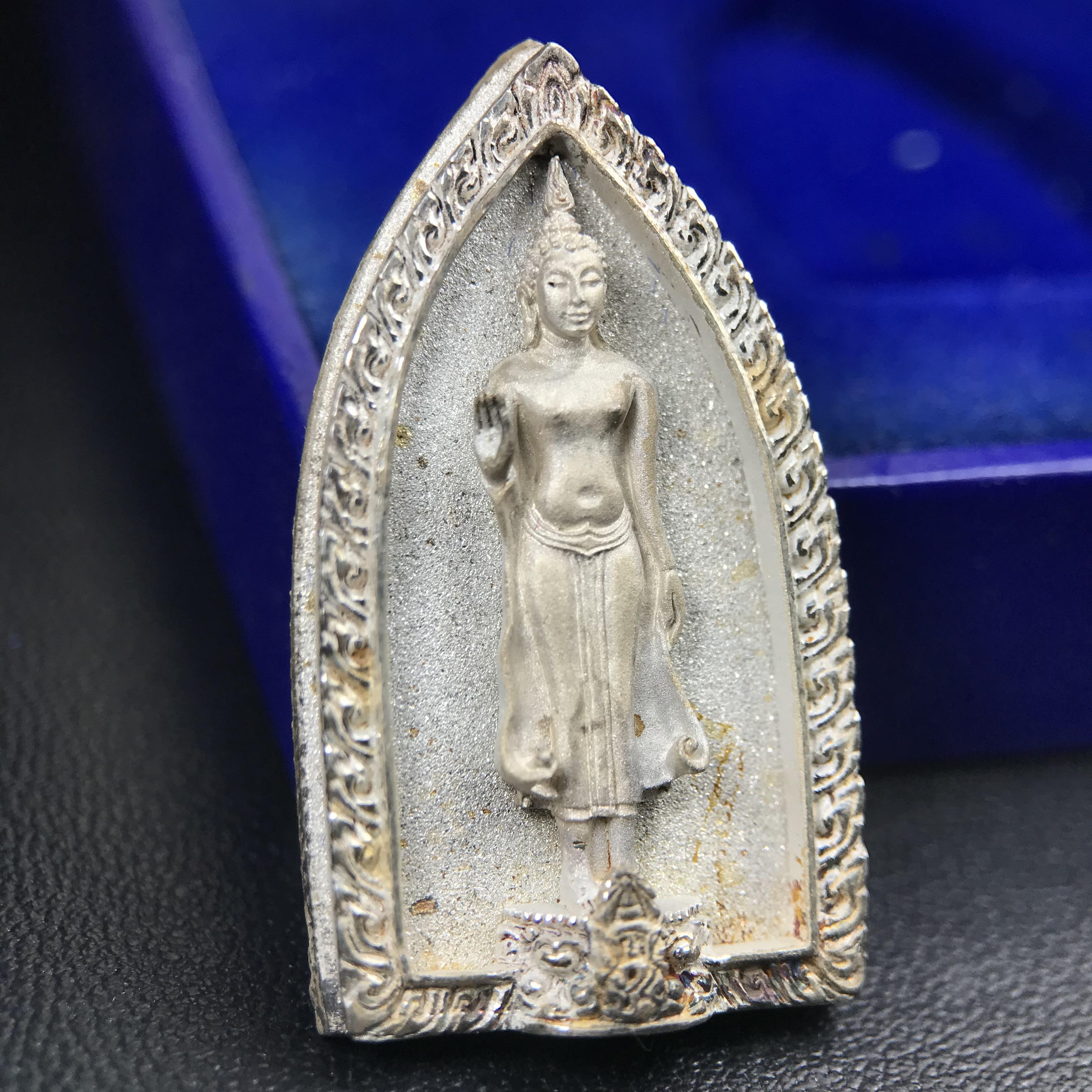 พระพุทธกาญจนพรสยามภูมิ ภปร. ปี 2539 เนื้อเงินพื้นทรายประกาย(ผิวเดิมสวย) พิมพ์ทรงใบขนุน ขนาด3.2ซม. พระพุทธรูปประจำพระชนมวาร รัชกาลที่9 ทรงโปรดเกล้าให้วิทยาลัยป้องกันราชอาณาจักร(วปอ.)สร้างในวโรกาสทรงครองสิริราชสมบัติครบ50ปี พ.ศ.2539(1ใน5000องค์)