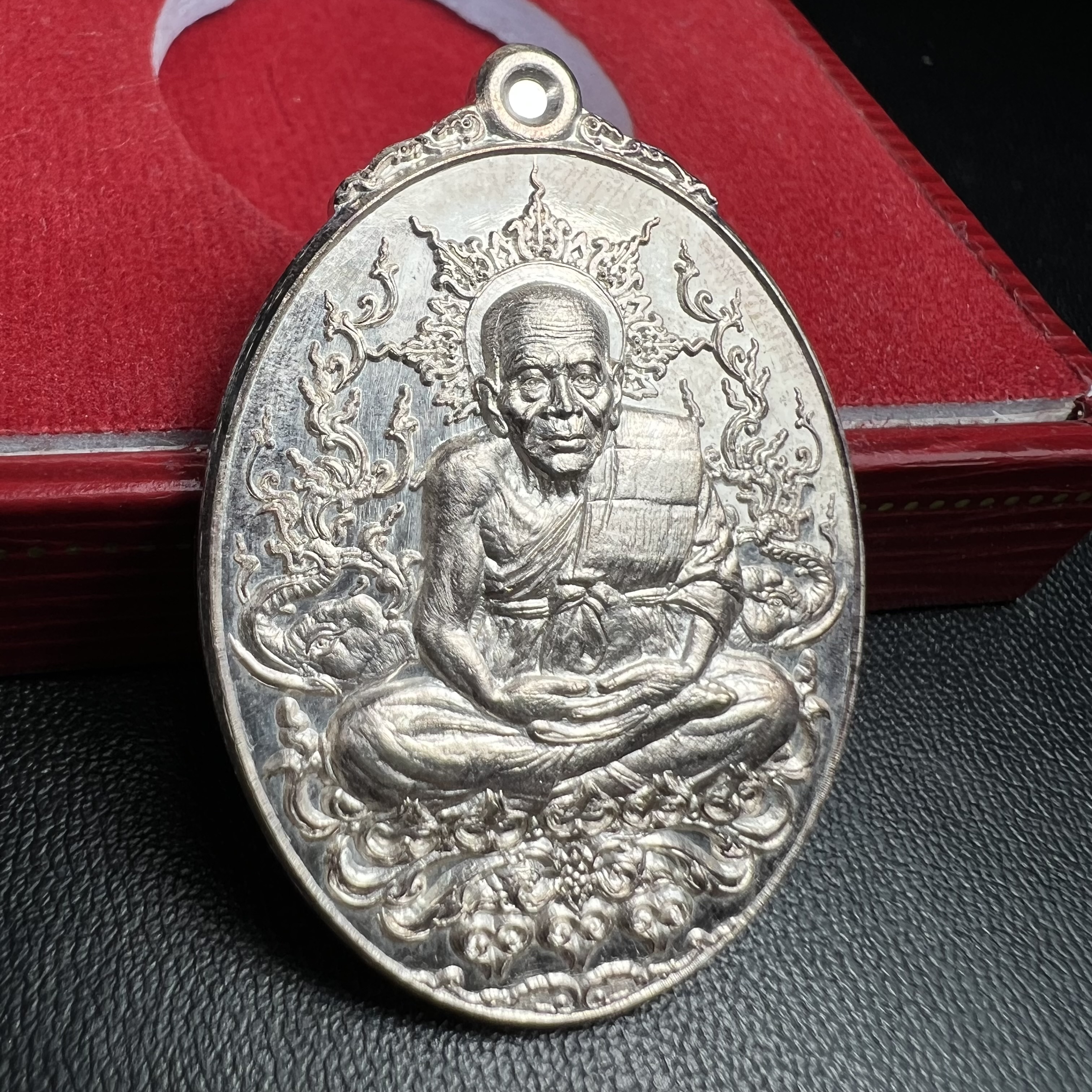 เหรียญหลวงพ่อทวด ญสส. ทรงเจริญพระชันษาครบ 100 ปี สมเด็จพระญาณสังวร สมเด็จพระสังฆราชฯ ปี2556 เนื้อเงินตอกโค๊ตหมายเลข ๙๑(เลขสวยผลรวมได้หนึ่ง(เลขแห่งยศตำแหน่งเป็นผูนำในทุกด้าน)) พร้อมกล่องบรรจุเดิมครบ(หายากสร้างน้อย)1 ใน 199 เหรียญ(สุดหายาก)