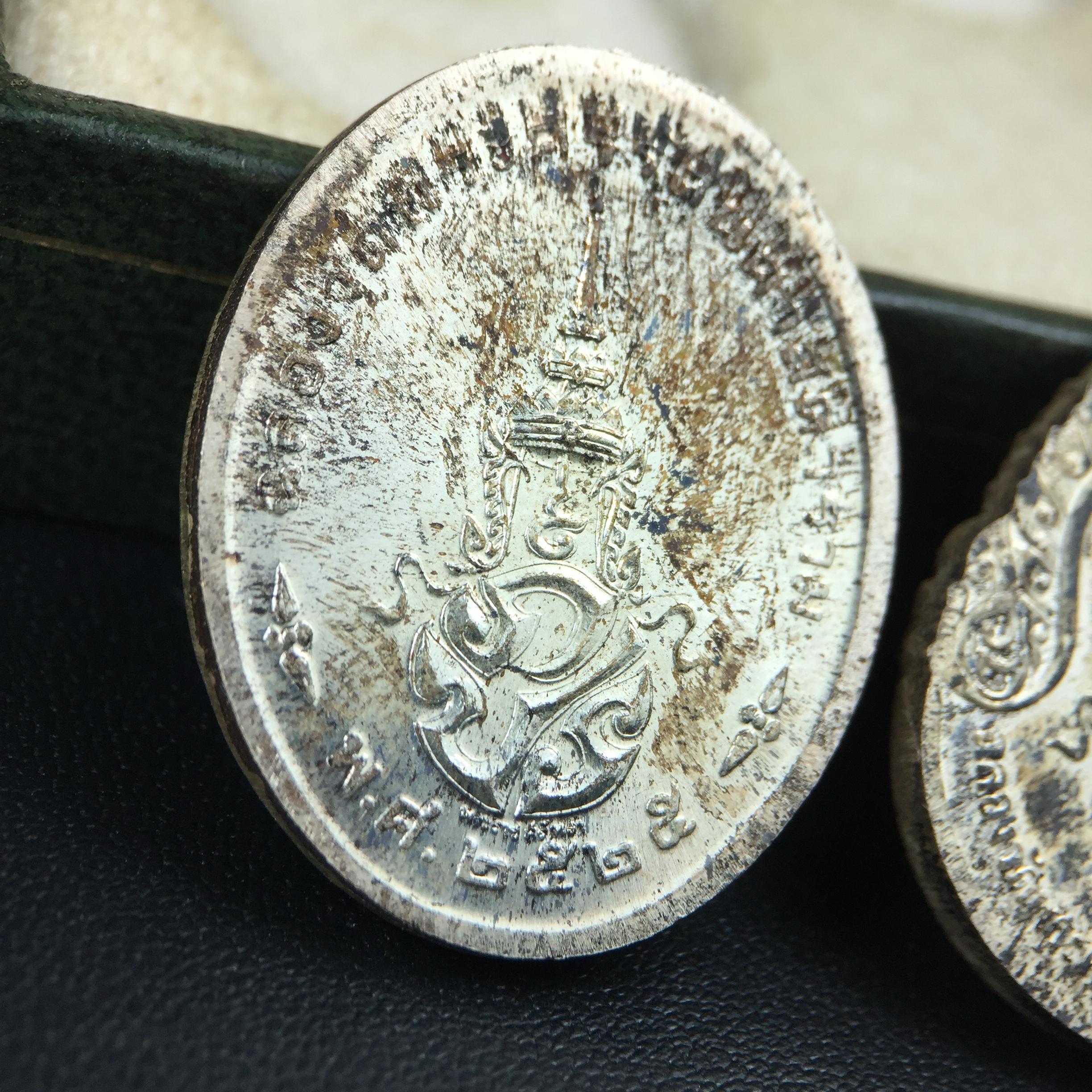 เหรียญพระแก้วมรกตหลัง ภปร. ฉลองกรุงรัตนโกสินทร์ครบ 200 ปี พ.ศ.2525 เนื้อเงิน(ผิวเดิม สวย)กล่องบรรจุเดิมครบ3พิมพ์(บล็อกพระราชศรัธา)(ในหลวงรัชกาลที่9 เสด็จในพิธี)ชอบเก็บแบบผิวเดิมๆชุดนี้เลยแนะนำ ผิวเดิมสวยมาก เสน่ห์พระเนื้อเงิน