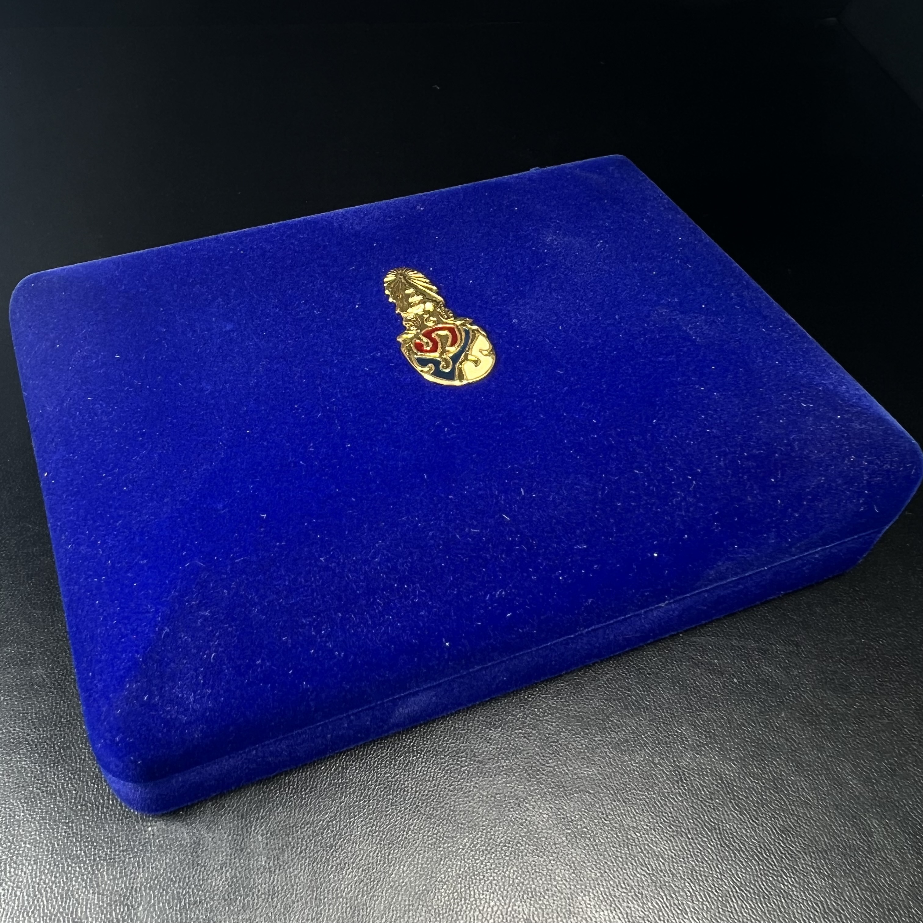 พระคู่ชุดของขวัญ พระหลวงปู่ทวด ภปร.ปี2547 ทรงกลีบบัวและกลีบขนุน(พิมพ์เตารีดและพิมพ์พระรอด)(ชนวนเก่า)เนื้อว่านด้านหลังมี ภปร. เป็นโลหะผสมสูง 3.3ซม.พิธีใหญ่ มวลสารดี ปลุกเสกวัดพระแก้ว(พร้อมกล่องบรรจุเดิม งานเลี่ยมกรอบเดิมจากผู้จัดสร้างห่อหุ้มด้วยทองนพเกล้า)