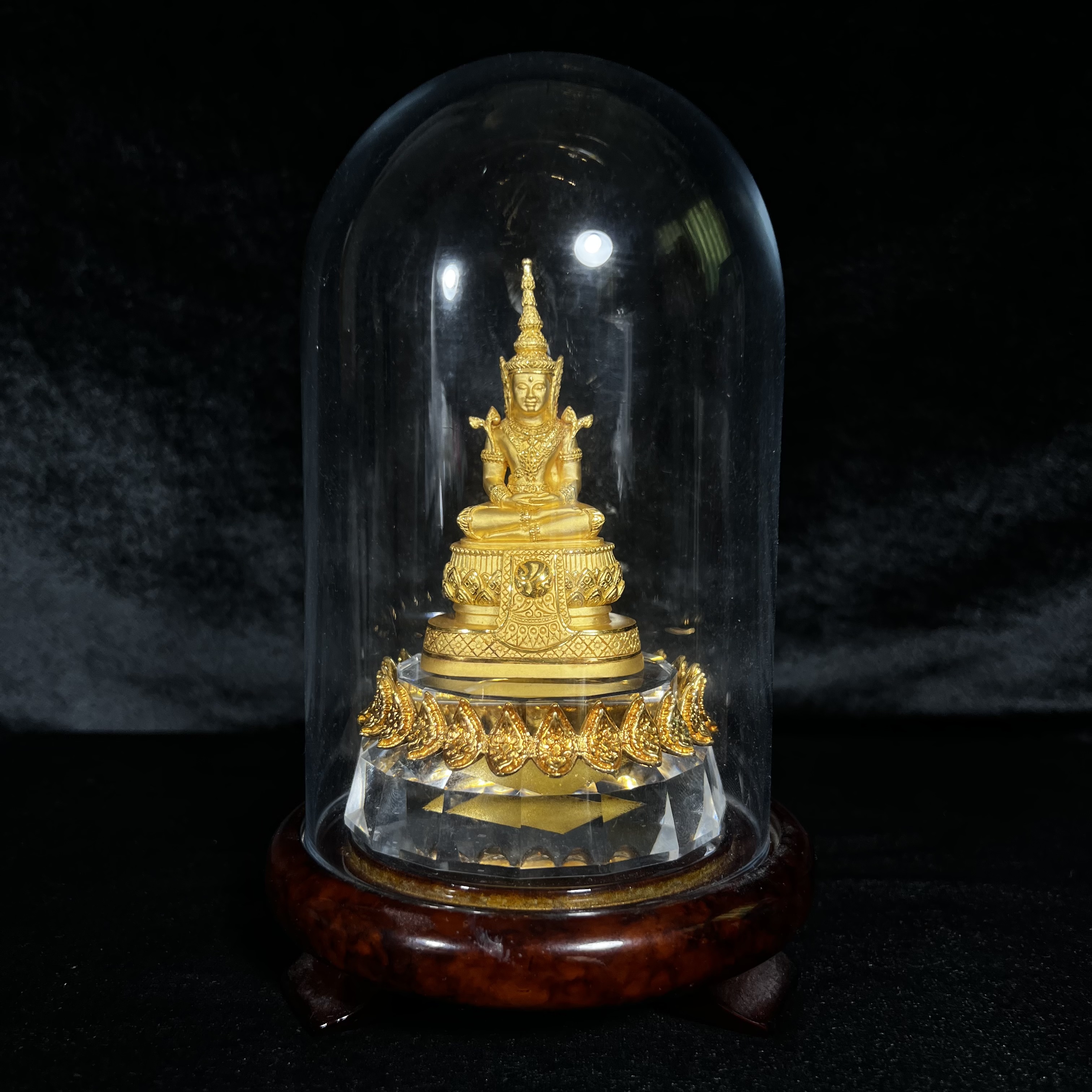 พระแก้วมรกต ภปร.(รุ่นแรก) ปี2545 รุ่นฉลองกรุงรัตนโกสินทร์ครบ 220 ปี หล่อลอยองค์ เนื้อทองคำบริสุทธิ์99.99% ขนาดบูชา 50*90 มม. พร้อมฐานวางครอบแก้วเดิม(สวยงามและหายากมาก)(1ใน1000องค์)