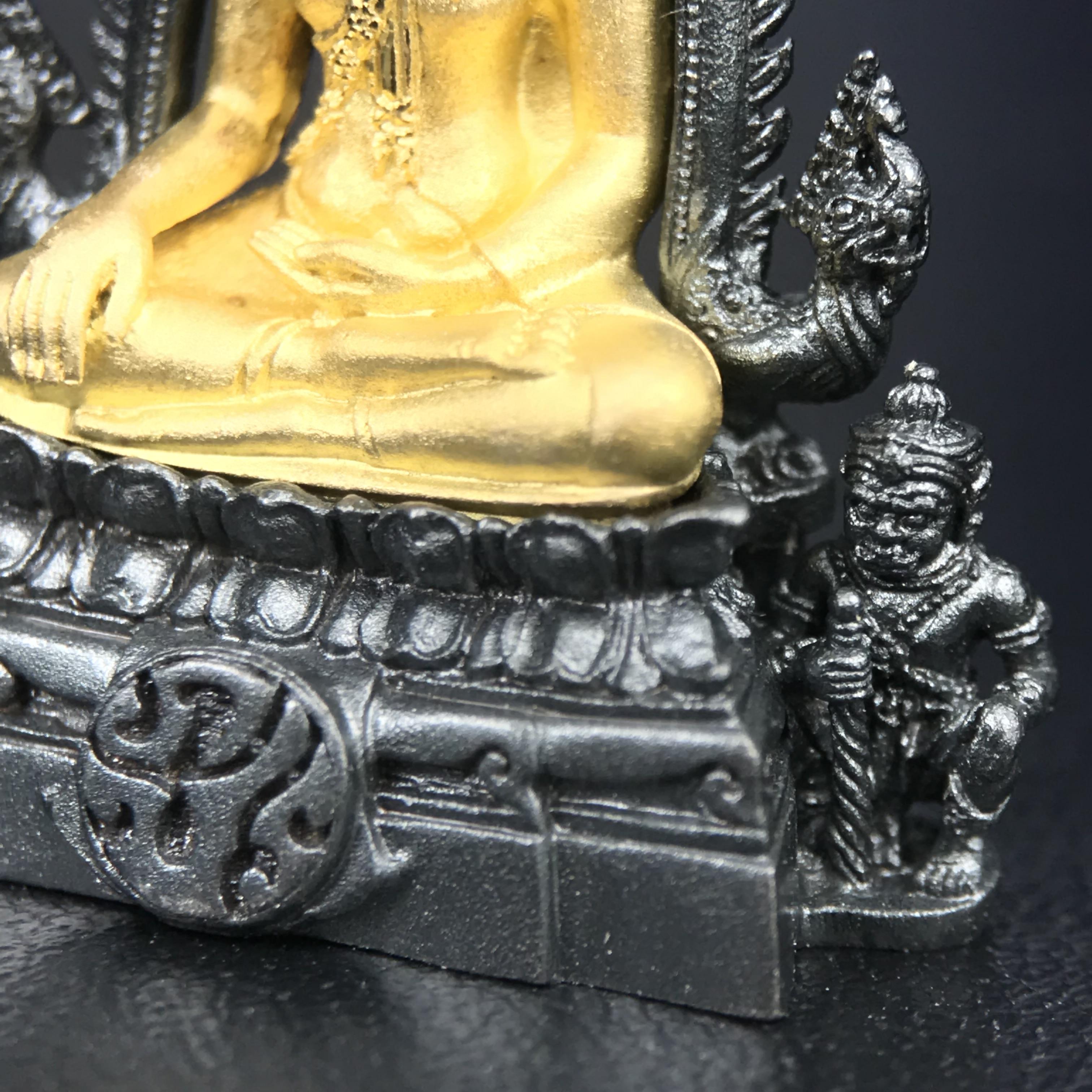 พระพุทธชินราช ภปร. โครงการ เพราะแผ่นดินนี้คือแผ่นดินเกิด เนื้อเงินชุบทองคำซุ้มรมดำ ปี2551 ขนาดหน้าตัก1/2นิ้ว(3.5*2.5 ซม.)ประกอบพิธี ณ พระอุโบสถ วัดพระศรีรัตนศาสดาราม(วัดพระแก้ว)และพระวิหารวัดพระศรีรัตนมหาธาตุวรมหาวิหาร(จ.พิษณุโลก)(สวยงามหายาก)1ใน5000องค์