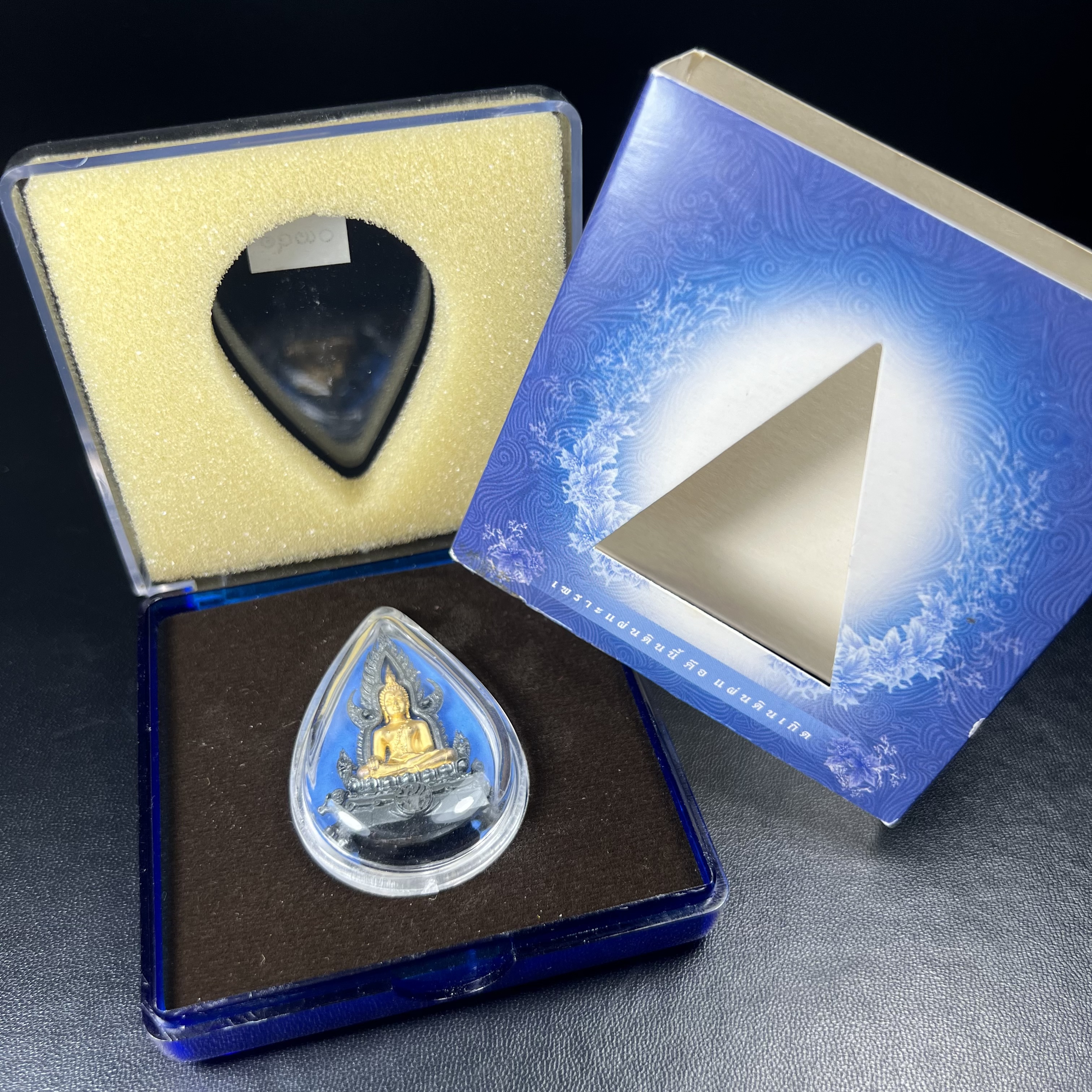 พระพุทธชินราช ภปร. โครงการ เพราะแผ่นดินนี้คือแผ่นดินเกิด เนื้อเงินชุบทองคำซุ้มรมดำ ปี2551 ขนาดหน้าตัก1/2นิ้ว(3.5*2.5 ซม.) (สวยงามหายาก)1ใน 5000 องค์