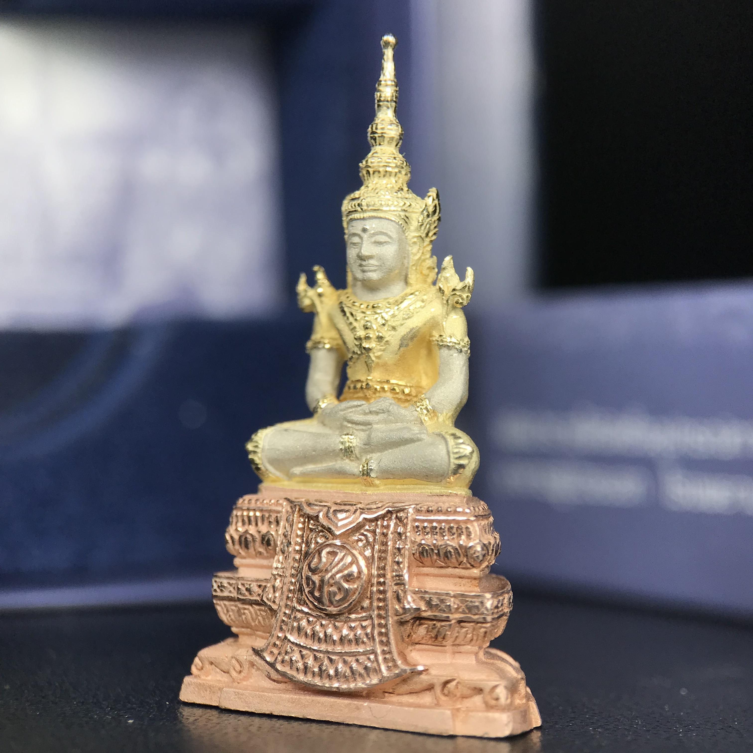 พระแก้วมรกต ภปร. ปี 2547 จัดสร้างโดยโรงพยาบาลภูมิพลอดุลยเดช เนื้อเงิน(3 กษัตริย์) ลอยองค์ หน้าตัก 1/2 นิ้ว สูง 3.7 ซม.พิธีมหามังคาภิเษก ณ พระอุโบสถวัดพระศรีรัตนศาสดาราม(วัดพระแก้ว) งดงามทรงคุณค่าอีกหนึ่งรุ่นยอดนิยม หายาก(องค์หมายเลข ๒๑๓๐)