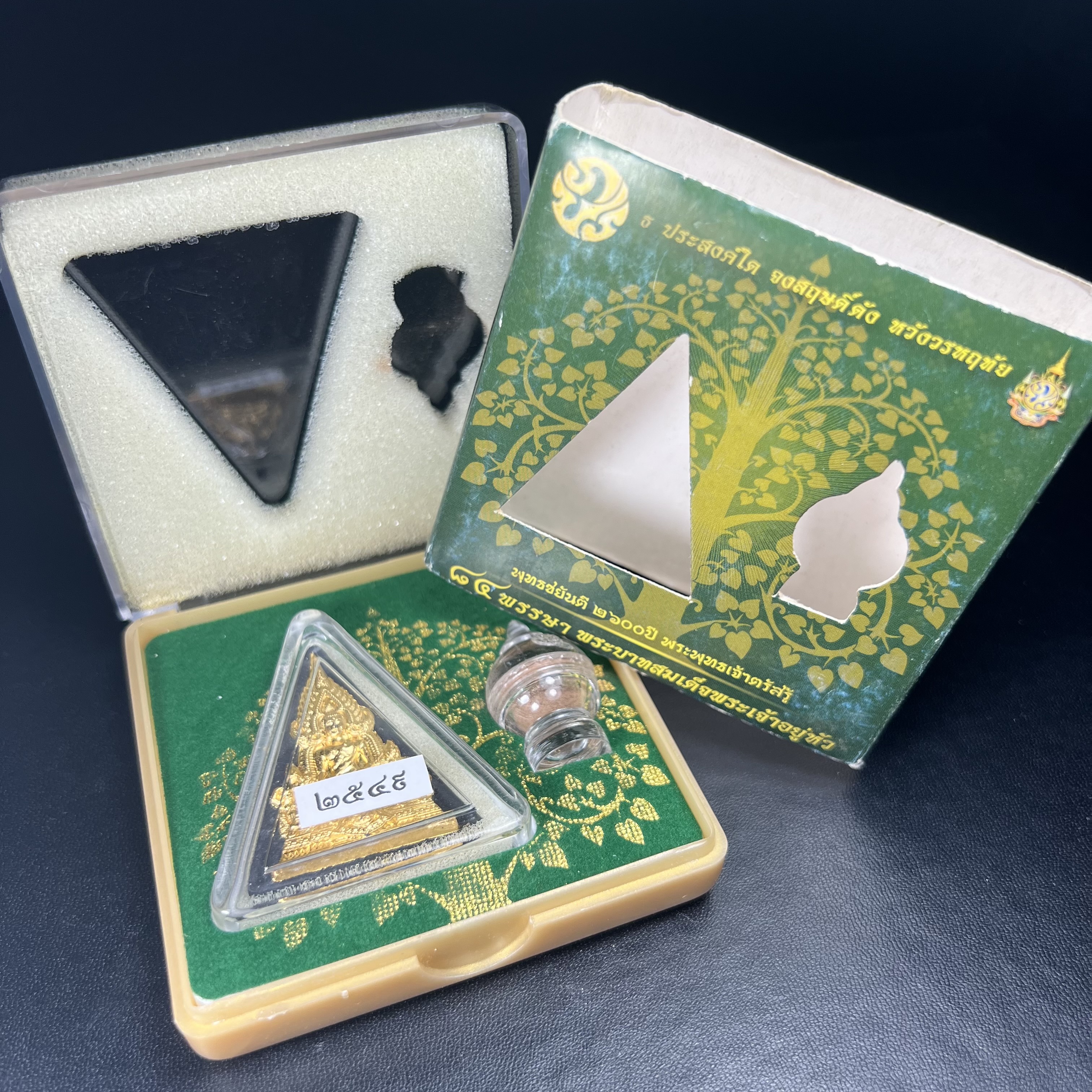 พระพุทธชินราช ภปร. 84พรรษา เนื้อผงปิดทองด้านหน้า หลัง ภ.ป.ร. เนื้อแดง (พระราชทานมวลสาร จิตรลดาและเส้นพระเจ้า(เส้นผม)ในหลวงรัชกาลที่9)พุทธศิลป์ทรงคุณค่าอีกหนึ่งรุ่นยอดนิยม(องค์หมายเลข ๒๕๔๙)1 ใน 10000 องค์