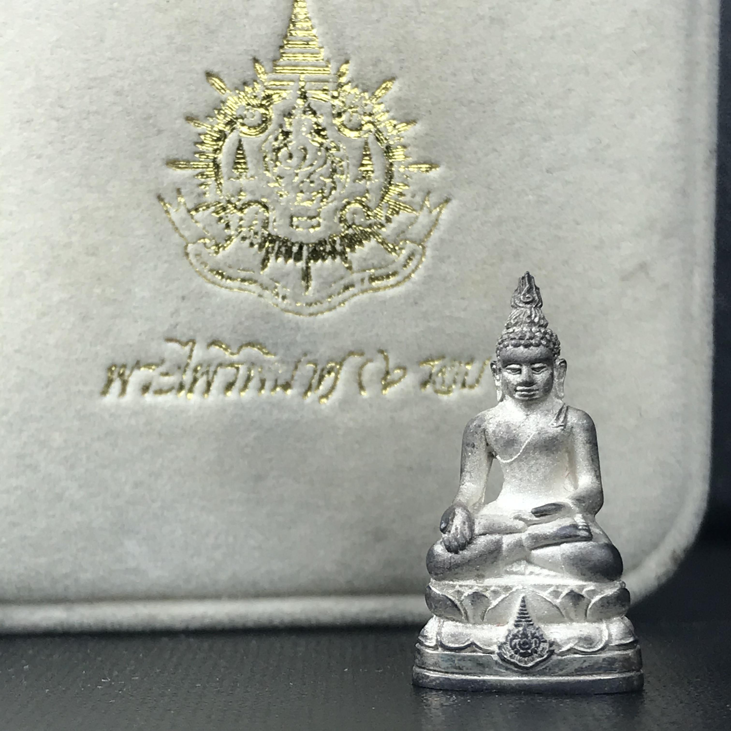 พระไพรีพินาศ รุ่นมหามงคล 72 พรรษา (6 รอบ) ในหลวงรัชกาลที่9 ปี2542 พิมพ์ใหญ่ เนื้อเงินบริสุทธิ์ 99.9% แบบพ่นทรายขัดเงาบางส่วน(สวยครบสมบูรณ์)1 ใน 2000 องค์