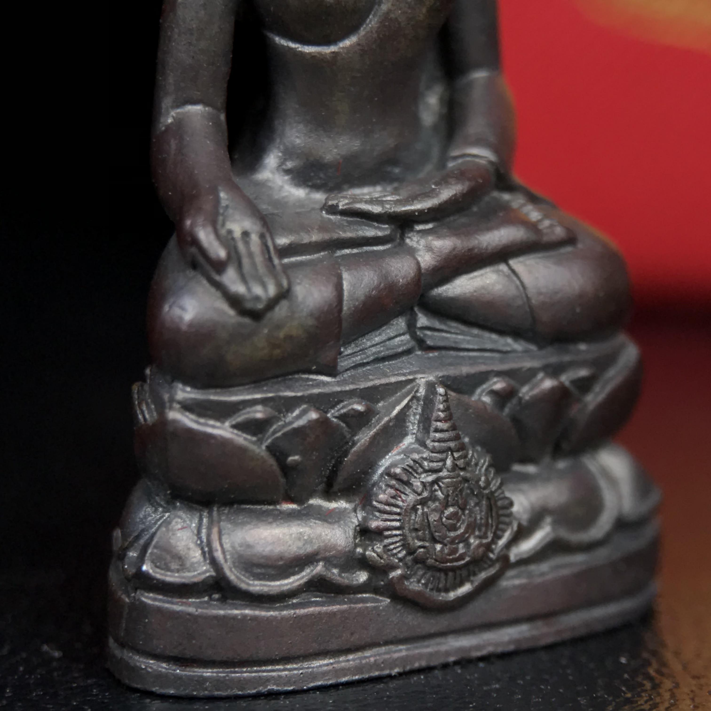 พระกริ่งไพรีพินาศ บรรจุเหล็กไหล ครั้งแรกและครั้งเดียวในประวัติศาสตร์ เฉลิมพระเกียรติ พระบาทสมเด็จพระเจ้าอยู่หัวรัชกาลที่9 พระชนมพรรษา 6 รอบ ปี2542 เนื้อนวโลหะผสมทองคำ(บรรจุเหล็กไหล)ดีนอก-ดีใน พิธีใหญ่ มวลสารเด่น (หายาก)