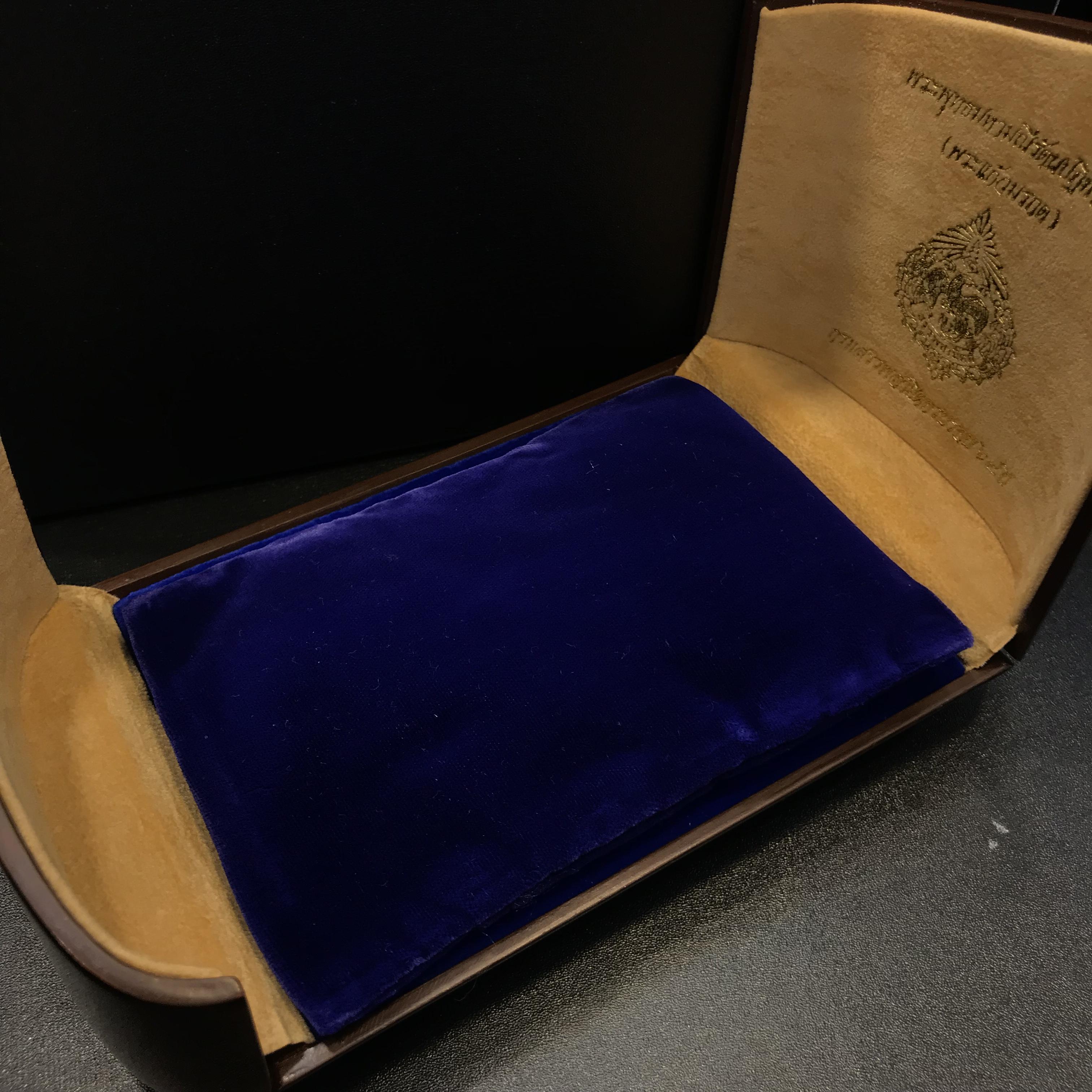 พระแก้วมรกต กรมสรรพสามิตจัดสร้างขึ้นเนื่องในโอกาสครบรอบ 64 ปีของกรมสรรพสามิต และเนื่องในวโรกาสที่พระบาทสมเด็จพระเจ้าอยู่หัวทรงครองราชย์ครบ 50 ปีในปีกาญจนาภิเษก เมื่อ พ.ศ.2539 ชุดทองคำ(1ใน2000ชุด)