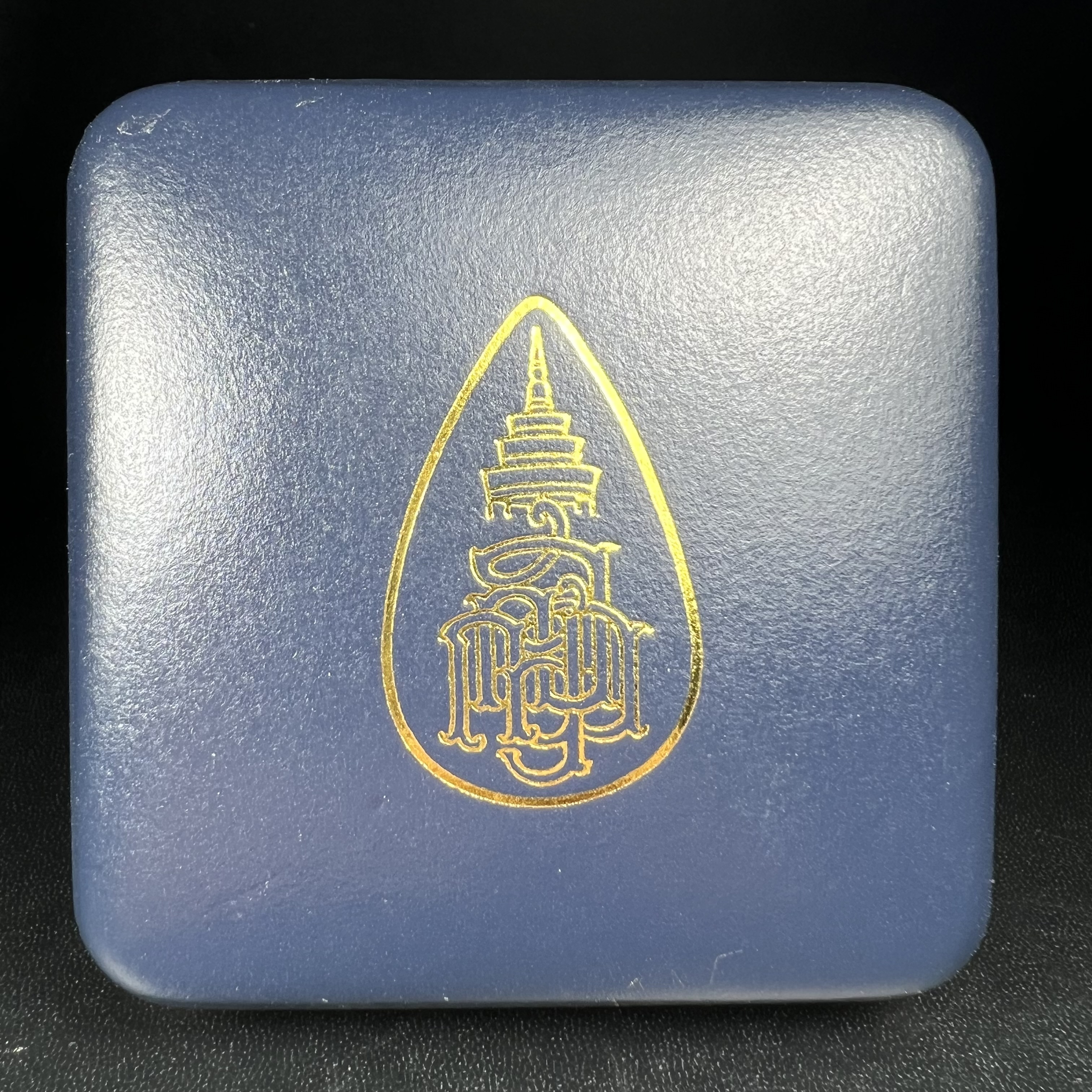 พระกริ่ง-พระชัยวัฒน์ ไพรีพินาศ ญสส.รุ่น นวฤทธิ์โภคทรัพย์ ปี 2544 อุดผงพุทธคุณ บรรจุมวลสารจิตรลดา และเส้นพระเกศาของสมเด็จพระญาณสังวร พระสังฆราชฯ พร้อมกล่องบรรจุเดิม เนื้อเงิน ก้นทองคำ(พิมพ์กรรมการ)ชุดหมายเลข ๒(1ใน 89 ชุด) หายากพบเจอน้อยมาก