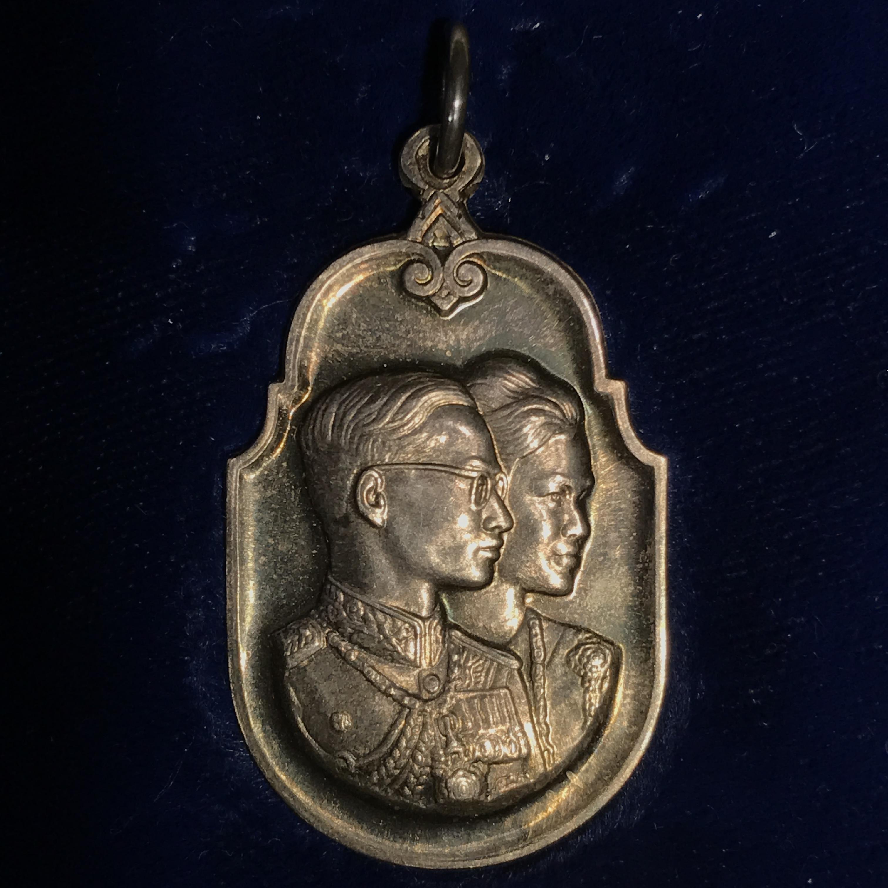 เหรียญสองพระองค์พระราชทาน ภปร. สก. เนื้อเงิน ปี2535 สภาพสวยผิวเดิมพร้อมกล่องเดิมๆ (หายาก)