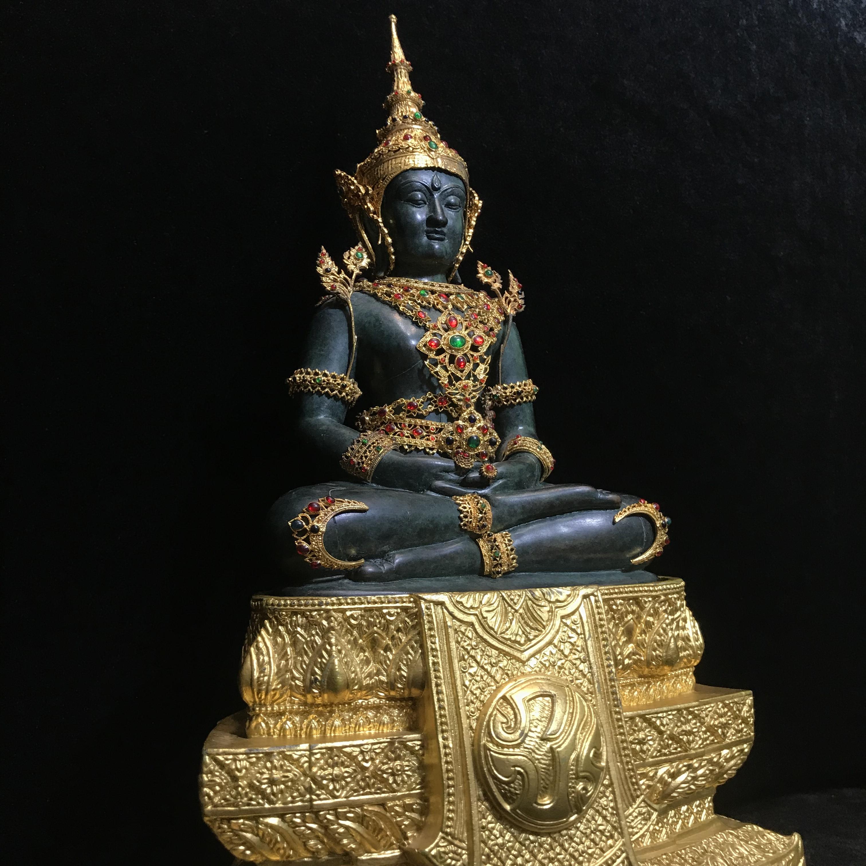 พระพุทธมหามณีรัตนปฏิมากร จำลอง (พระแก้วมรกต) ขนาดบูชาหน้าตัก 5 นิ้ว ตราสัญลักษณ์ ภ.ป.ร. รุ่นแรก ปี2547 เนื้อนวโลหะเคลือบสีเขียว(เครื่องทรงนวโลหะชุบทอง)