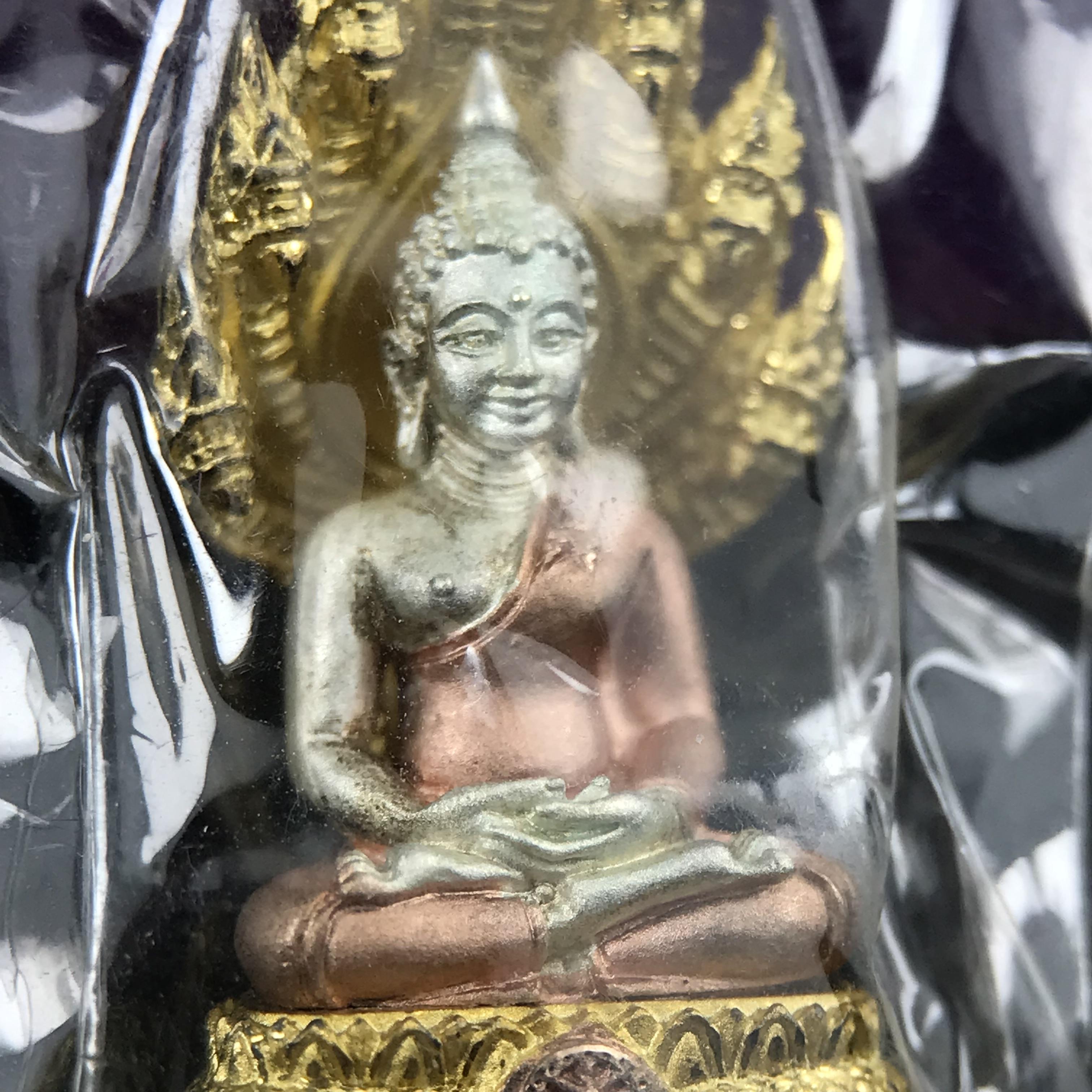 พระนาคปรก สธ. รุ่นสร้างพระอุโบสถเฉลิมพระเกียรติ 4 รอบ 84 พรรษา สมเด็จพระเทพรัตนราชสุดาฯ วัดบวรนิเวศวิหาร ปี 2543 พิมพ์เล็ก เนื้อเงินบริสุทธิ์ ชุบสามกษัตริย์แบบพ่นทรายขัดเงาบางส่วน(สภาพสวย ซีนซองกล่องบรรจุเดิม)พิธีใหญ่ พุทธศิลป์งดงาม หายาก (1 ใน 2999 องค์)