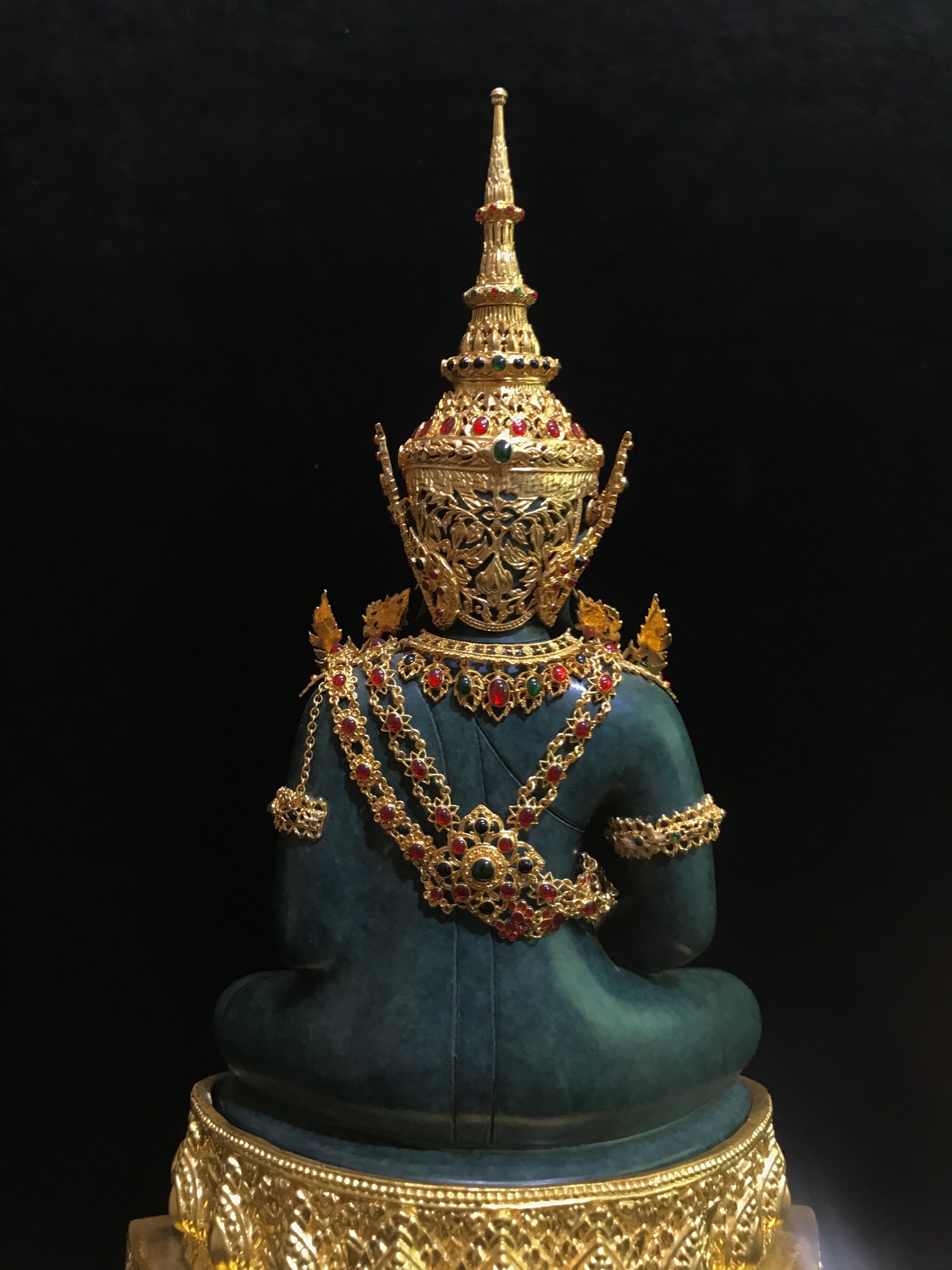 พระแก้วมรกต(จำลอง)ลอยองค์ ขนาดหน้าตัก 5 นิ้ว ทรงเครื่องฤดูร้อน เนื้อโลหะเคลือบสีเขียว เครื่องทรงชุบทองลงยาสี ฐานเนื้อโลหะ ลงรักปิดทองคำ ประดิษฐานตราสัญลักษณ์ฉลองสิริราชสมบัติ ครบ 60 ปี