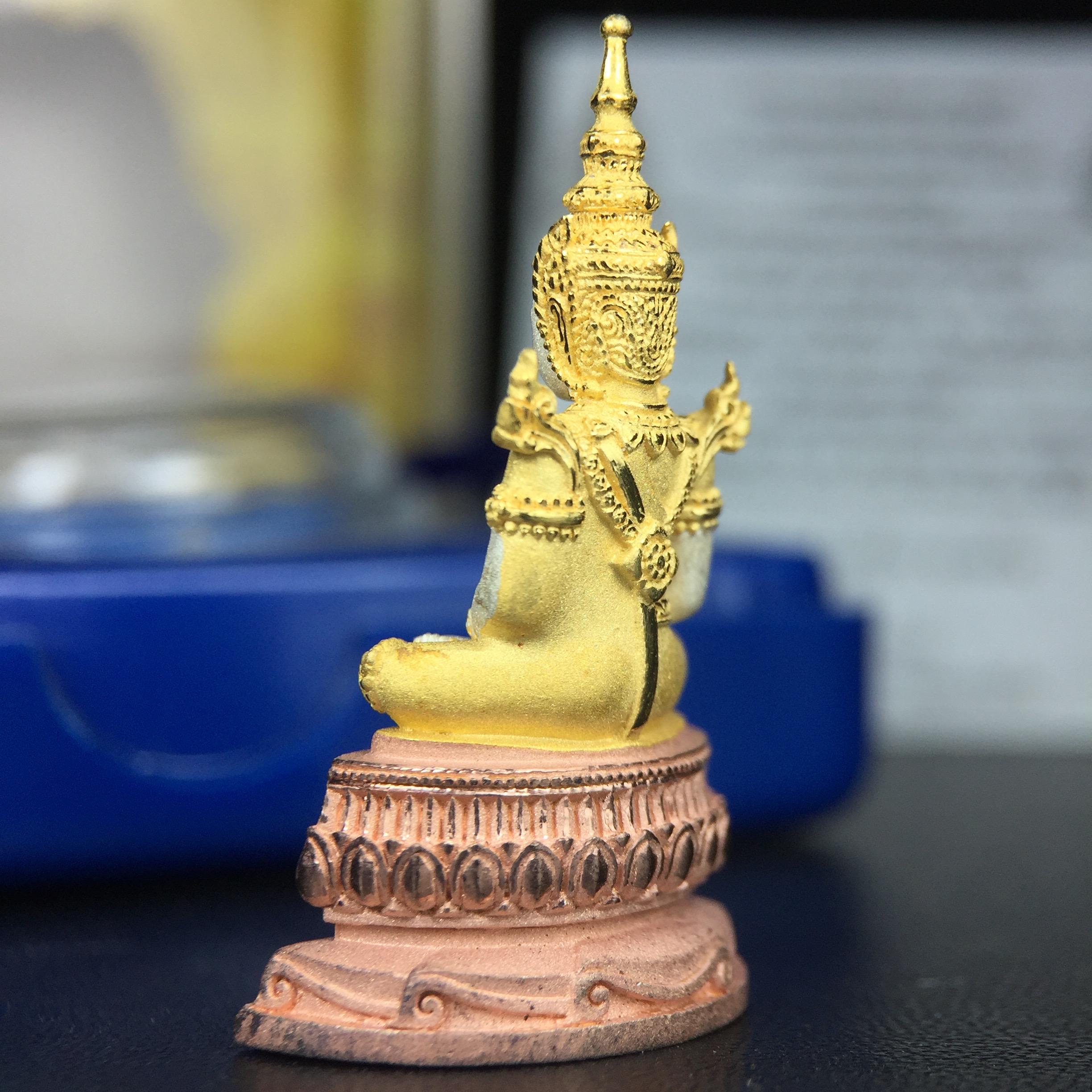 พระแก้วมรกต(จำลอง)ลอยองค์ ขนาดหน้าตัก 1/2 นิ้ว ทรงเครื่องฤดูร้อน เนื้อเงินสามกษัตริย์ ตราสัญลักษณ์ฉลองสิริราชสมบัติ ครบ 60 ปี พ.ศ.2549(สภาพสวย ครบ สมบูรณ์)