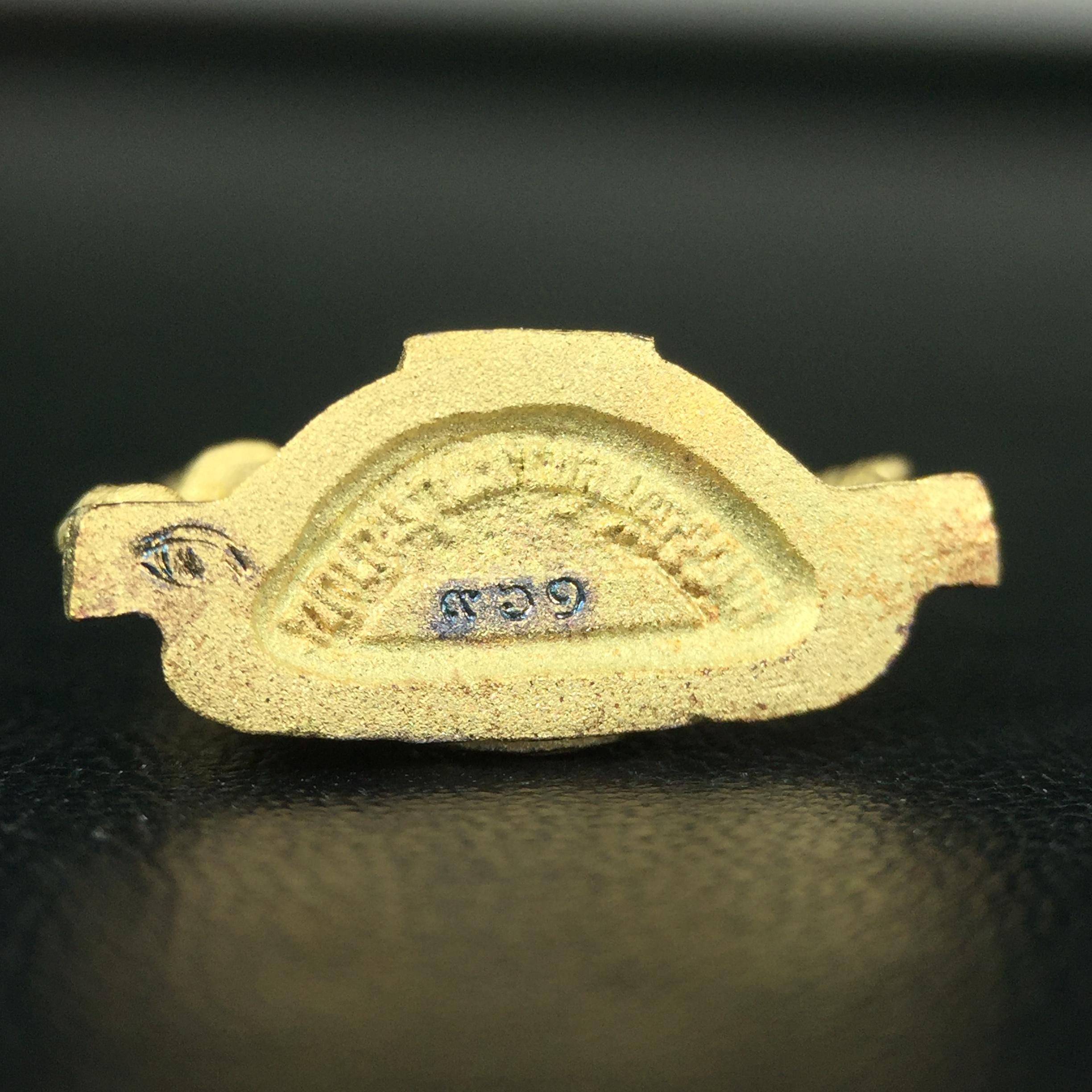 พระพุทธชินราช ภปร. ในวโรกาสพระราชพิธีมหามงคล เฉลิมพระชนมายุ6รอบ 5ธันวาคม2542 มูลนิธิพิทักษ์ดวงตาประชาชน จัดสร้าง เนื้อเงินบริสุทธิ์ 99.9% แบบชุบทองประกายเพชร 3 ไมครอน พิมพ์กลาง ขนาดสูง 2.4 ซม. พร้อมกล่องบรรจุเดิม