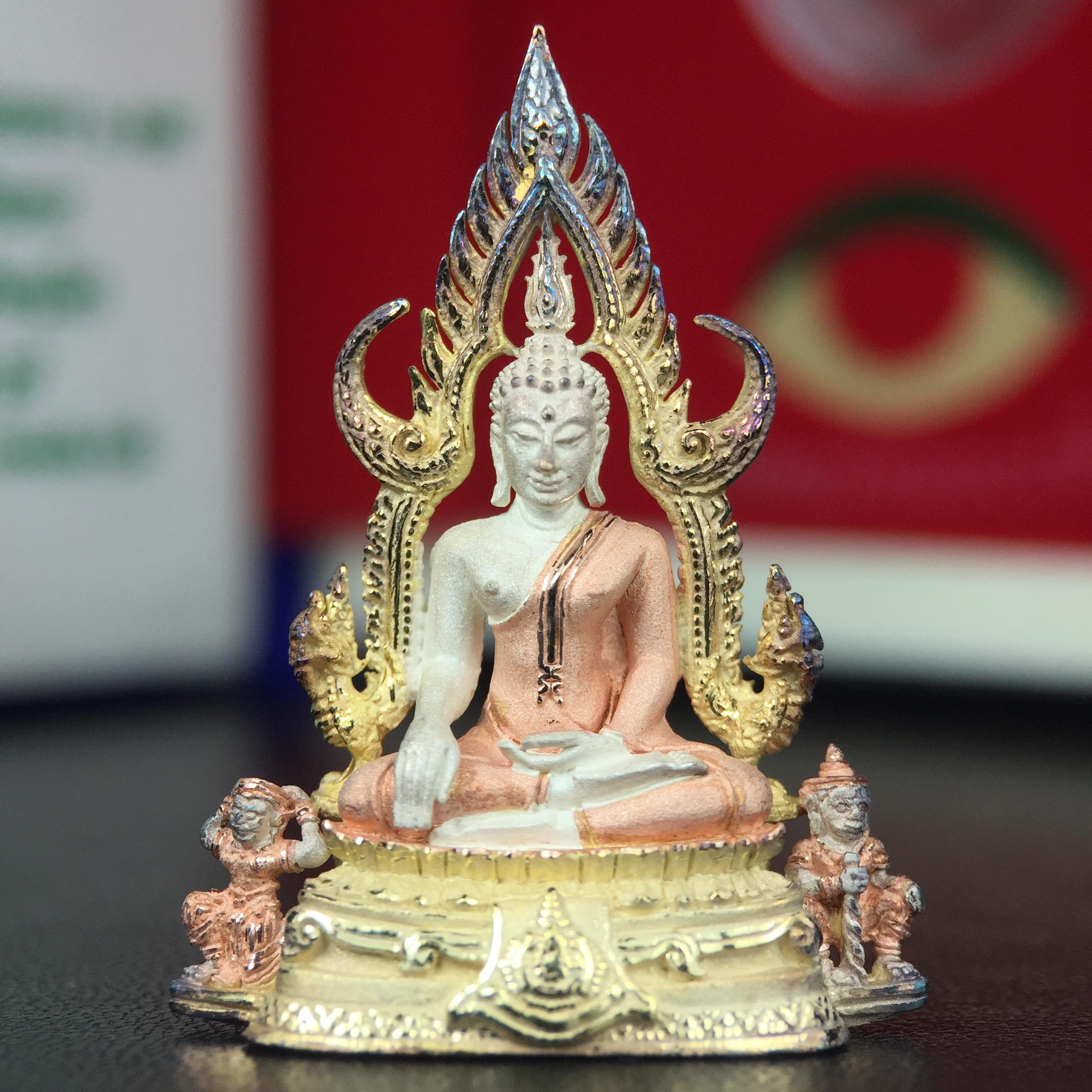 พระพุทธชินราช ภปร. ในวโรกาสพระราชพิธีมหามงคล เฉลิมพระชนมายุ6รอบ 5ธันวาคม2542 มูลนิธิพิทักษ์ดวงตาประชาชน จัดสร้าง เนื้อเงินบริสุทธิ์ 99.9% แบบสามกษัตริย์ขัดเงาบางส่วน พิมพ์ใหญ่ ขนาดสูง 3.4 ซม. พร้อมกล่องบรรจุเดิม
