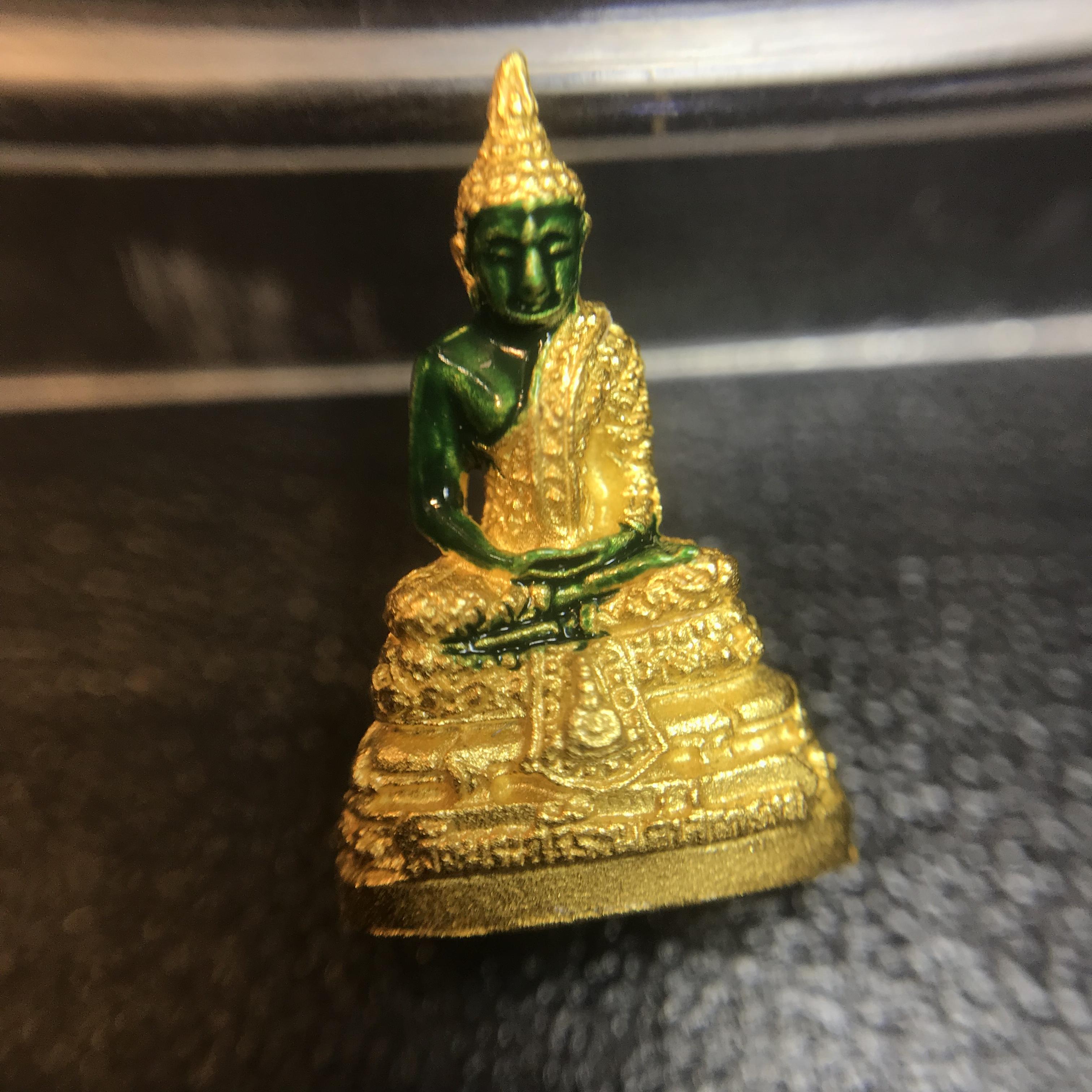 พระพุทธมหามณีรัตนปฏิมากร(พระแก้วมรกต) วัดพระศรีรัตนศาสดาราม สำนักพระราชวัง จัดสร้าง พิมพ์ฤดูฝน(บรรจุมวลสารใต้ฐาน)