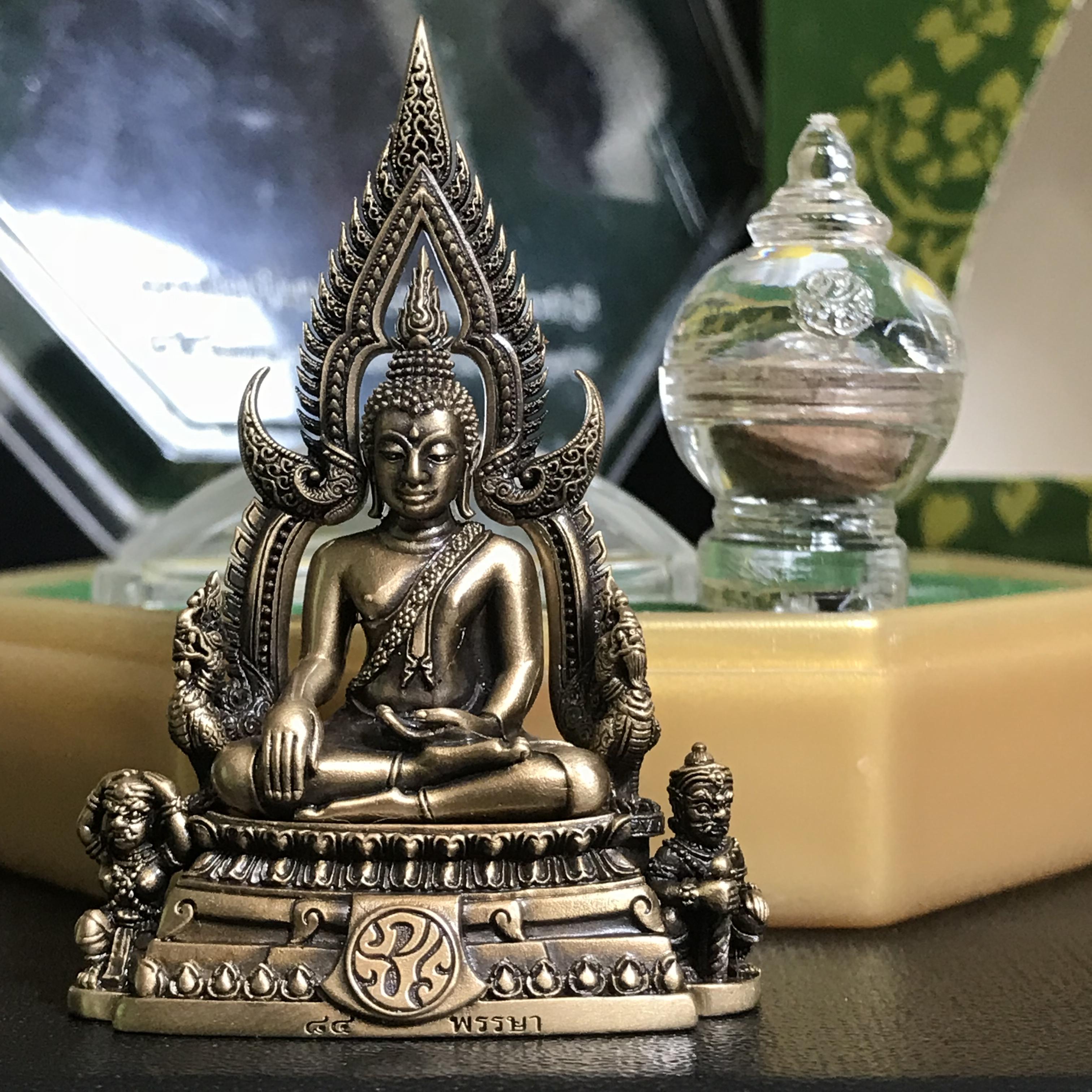 พระพุทธชินราช(จำลอง) ภปร 84 พรรษา เนื้อบรอนซ์รมดำซาติน พิมพ์ใหญ่ขนาดหน้าตัก 3/4 นิ้ว(1ใน5000องค์) )(พระราชทานมวลสาร จิตรลดาและเส้นพระเจ้า(เส้นผม)รัชกาลที่9)