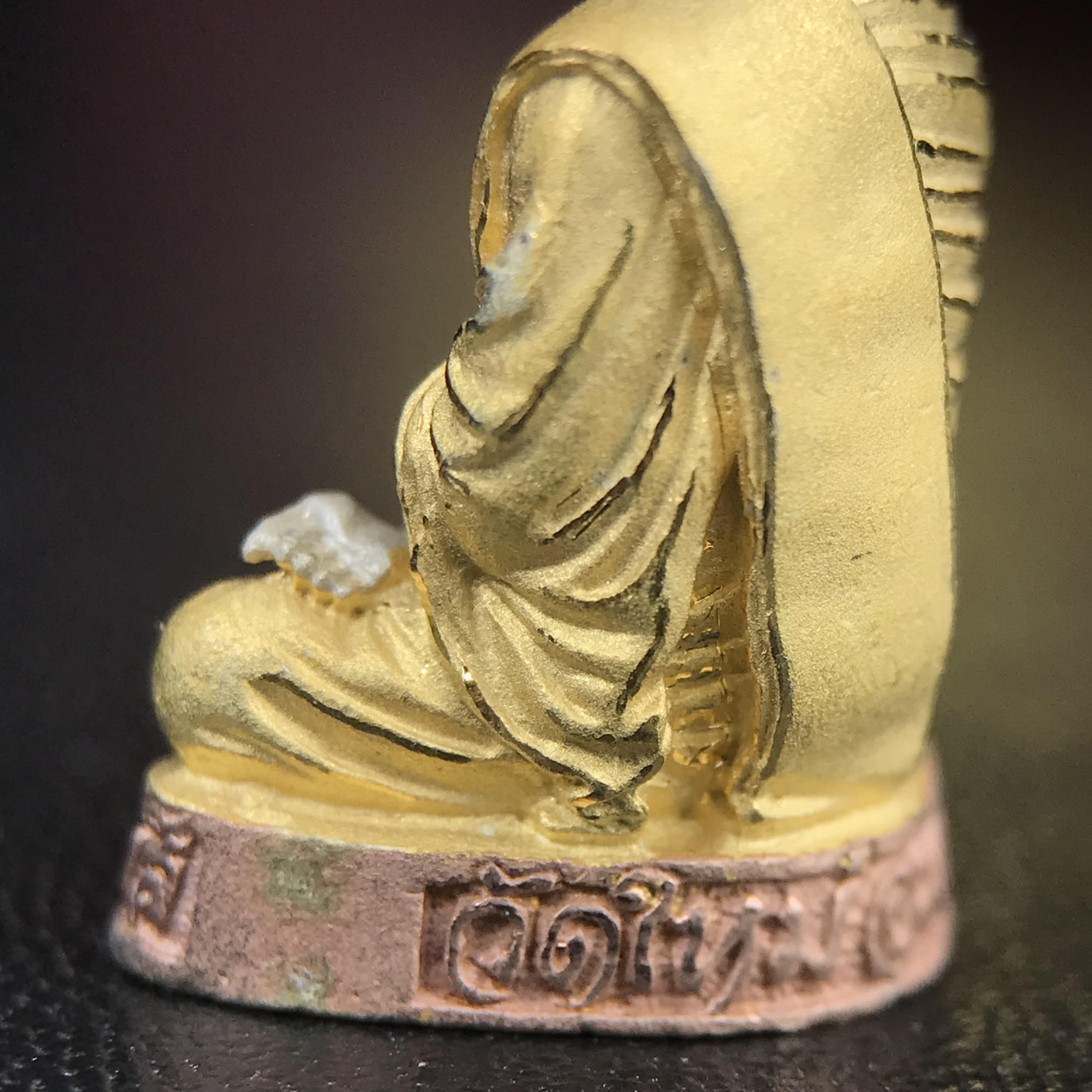 รูปเหมือนสมเด็จพระพุฒาจารย์ (โต พรหมรังสี)วัดใหม่อมตรส บางขุนพรหม ปี2540 รุ่นกาญจนาภิเษก จัดสร้างในวโรกาสที่รัชกาลที่ 9 ทรงครองสิริราชสมบัติ ครบ 50ปี ลอยองค์พิมพ์ใหญ่ เนื้อเงินบริสุทธิ์ 99.9% แบบชุบสามกษัตริย์ขัดเงาบางส่วน พร้อมกล่องบรรจุเดิมครบ