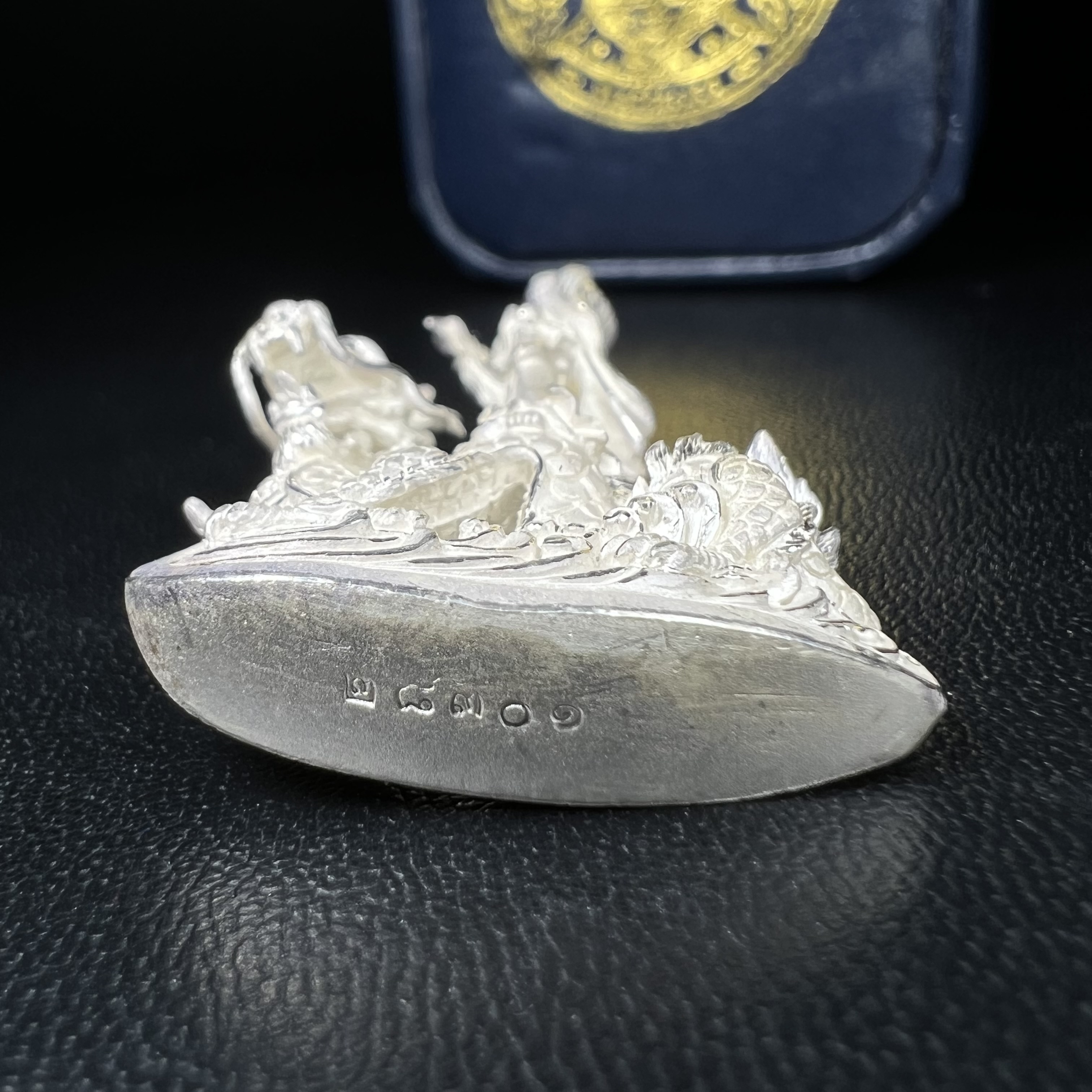 รูปหล่อลอยองค์พระโพธิสัตว์กวนอิม ทรงประทับมังกร จ.ระนอง เนื้อเงิน พิมพ์ใหญ่(สภาพผิว สวยงดงาม ทรงคุณค่า) เฉลิมฉลองในวโรกาสที่พระบาทสมเด็จพระเจ้าอยู่หัวทรงครองสิริราชสมบัติครบ 50 ปี จ.ระนอง พ.ศ.2539