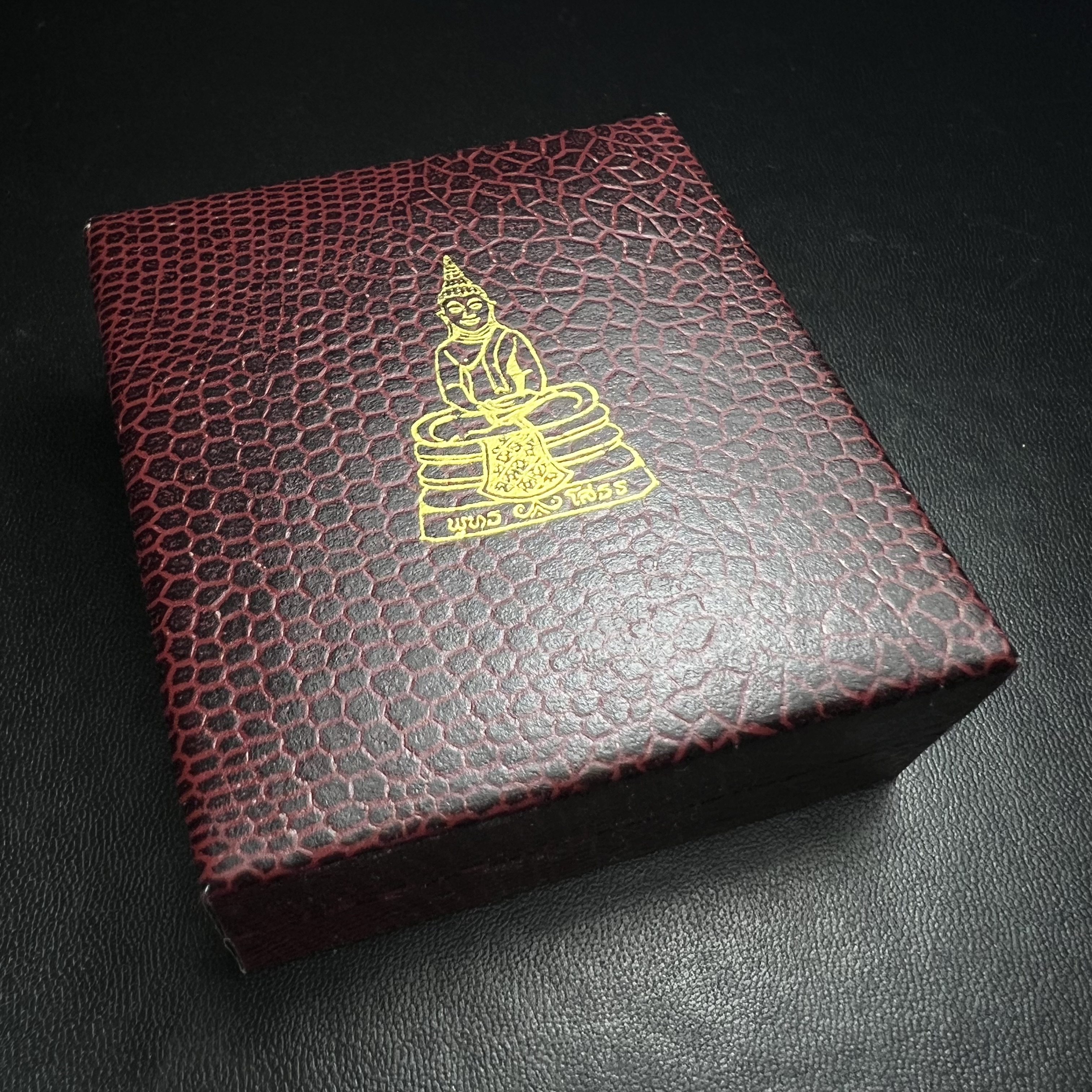 พระพุทธโสธร(หลวงพ่อโสธร) รุ่นสร้างอุโบสถ ปี2539 เนื้อเงินทรายนวลขัดเงาบางส่วน ลอยองค์พิมพ์ใหญ่ สภาพสวยกล่องบรรจุเดิมครบสมบูรณ์(งานแพรนด้า จิวเวลรี่)สวยงดงาม