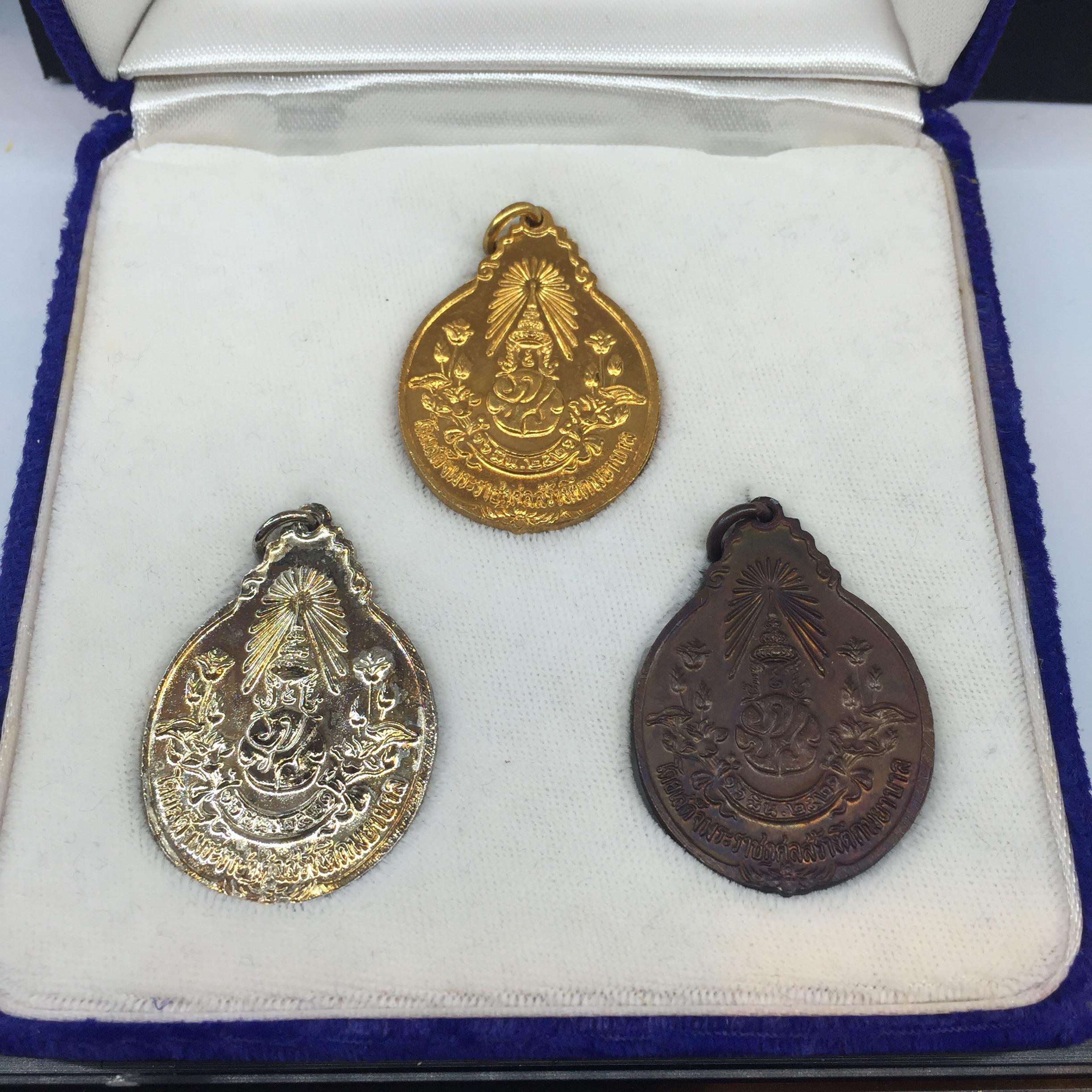 เหรียญ หลวงปู่แหวน สุจิณโณ ภปร สร้างตึกพยาบาล วัดดอยแม่ปั๋ง ปี2521