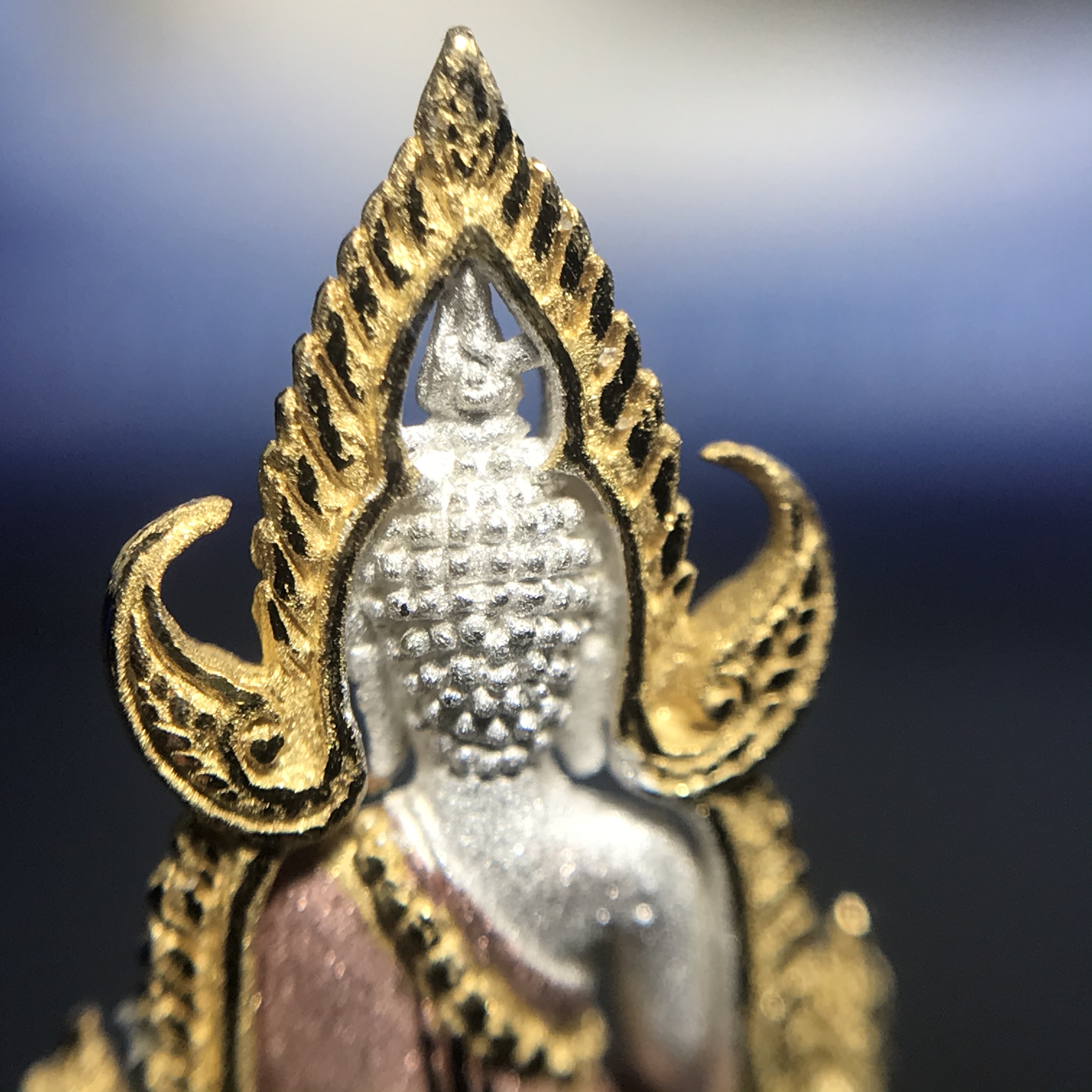 พระพุทธชินราช ภปร. โครงการ เพราะแผ่นดินนี้คือแผ่นดินเกิด เนื้อเงินชุบสามกษัตริย์ ปี2551 ขนาดหน้าตัก1/4นิ้ว (สวยงามหายาก)