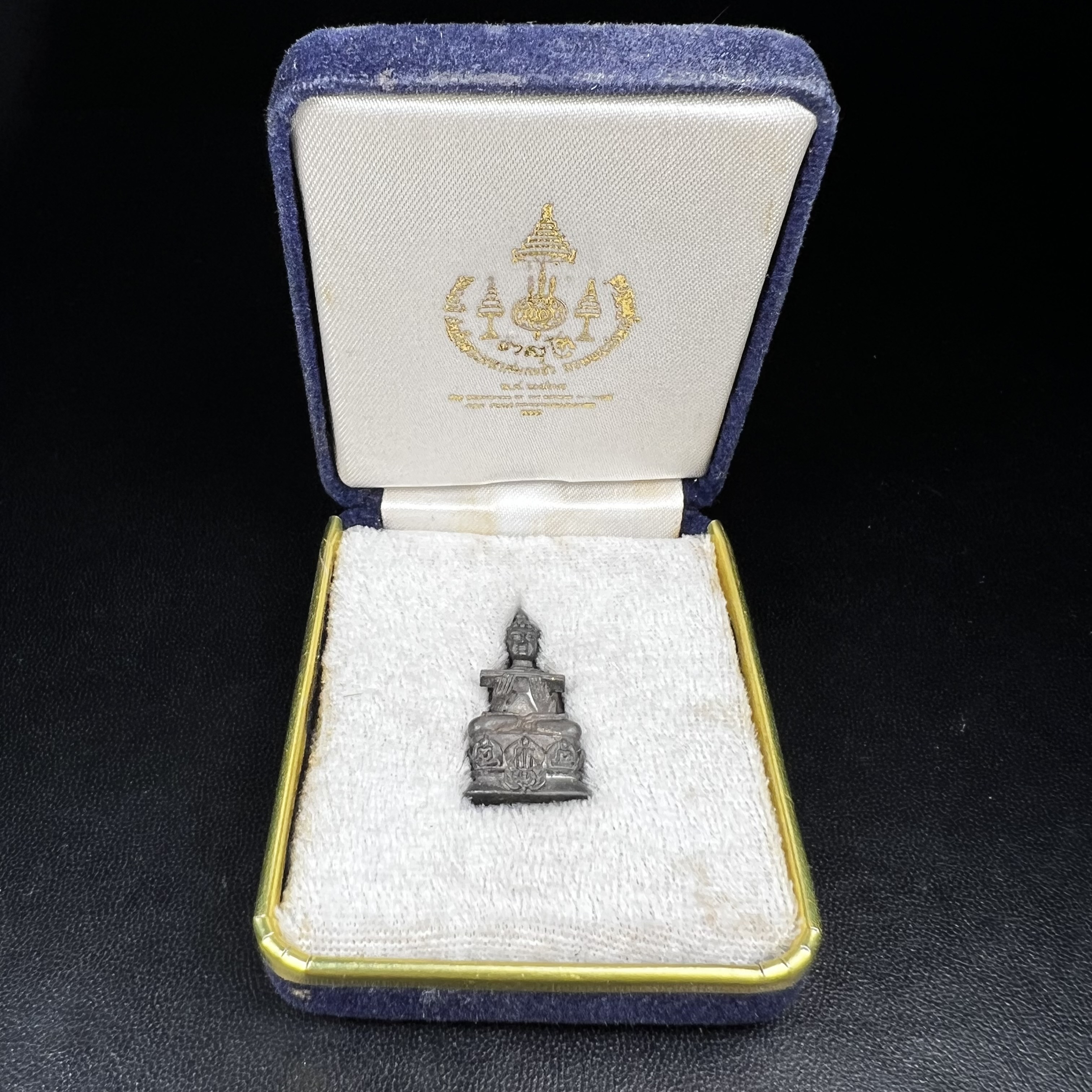 พระกริ่งปรมานุชิตชิโนรส วัดพระเชตุพนวิมลมังคลาราม(วัดโพธิ์) ปี 2533 เนื้อนวโลหะ ( ในหลวงรัชกาลที่9เสด็จเททอง)พิธีใหญ่ งดงามด้วยพุทธศิลป์เปี่ยมด้วยพุทธคุณ อีกหนึ่งรุ่นที่แนะนำสะสมบูชา(องค์หมายเลข 2583)เลขสวยผลรวมได้9...เจริญก้าวหน้าในทุกๆด้าน