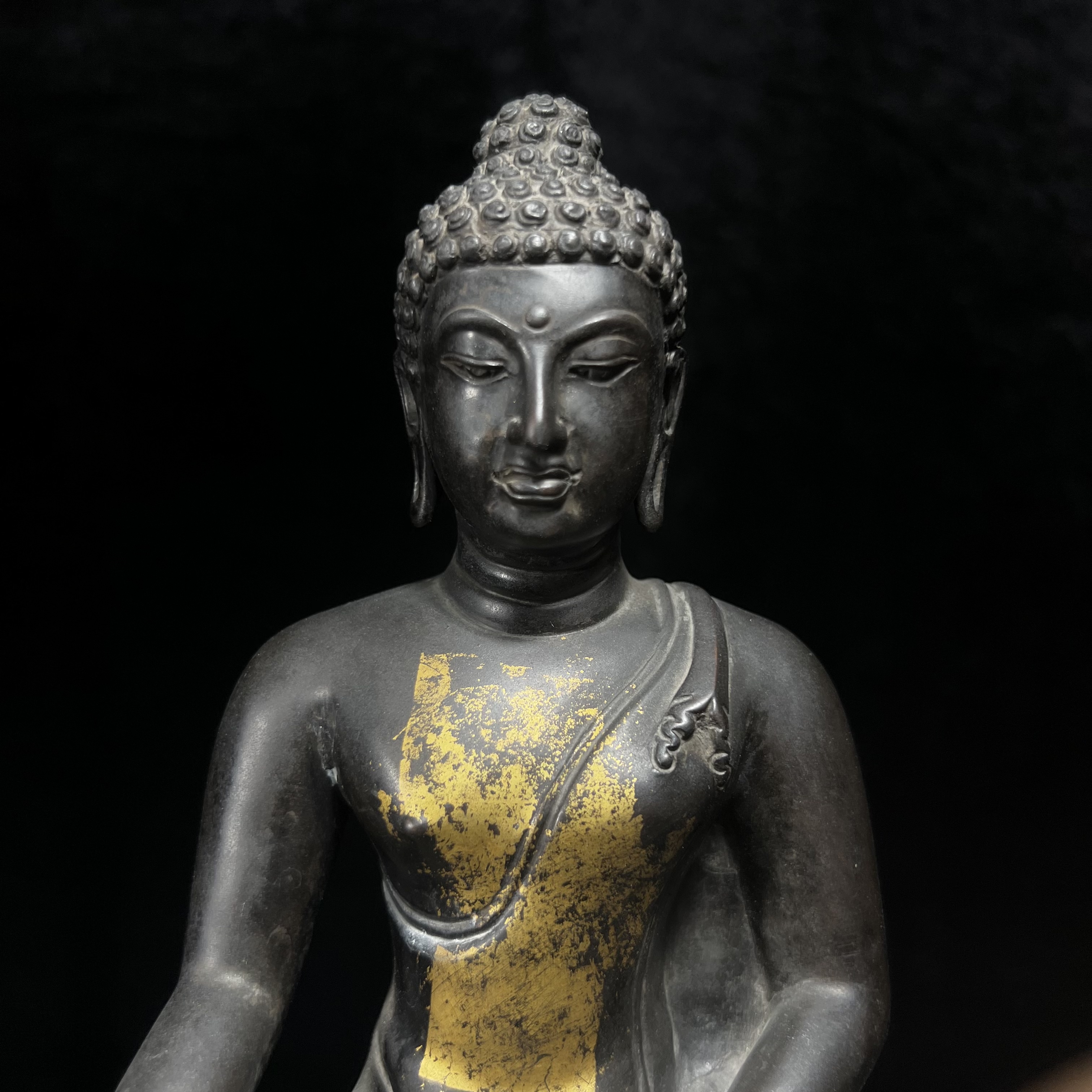 พระพุทธรูปบูชา จปร. ศิลปะไทยประยุกต์ แบบคุปตะ(อินเดีย) พระบาทสมเด็จพระเจ้าอยู่หัวรัชกาลที่ 9 ทรงเสด็จพระราชดำเนินมาในงาน เททองหล่อ ณ.วัดราชบพิธสถิตมหาสีมาราม เนื่องในงานฉลองครบ100ปี วัดราชบพิธฯ ปี 2513 เข้าหุ่นดินไทย ขนาดหน้าตัก 5 นิ้ว พิธีใหญ่