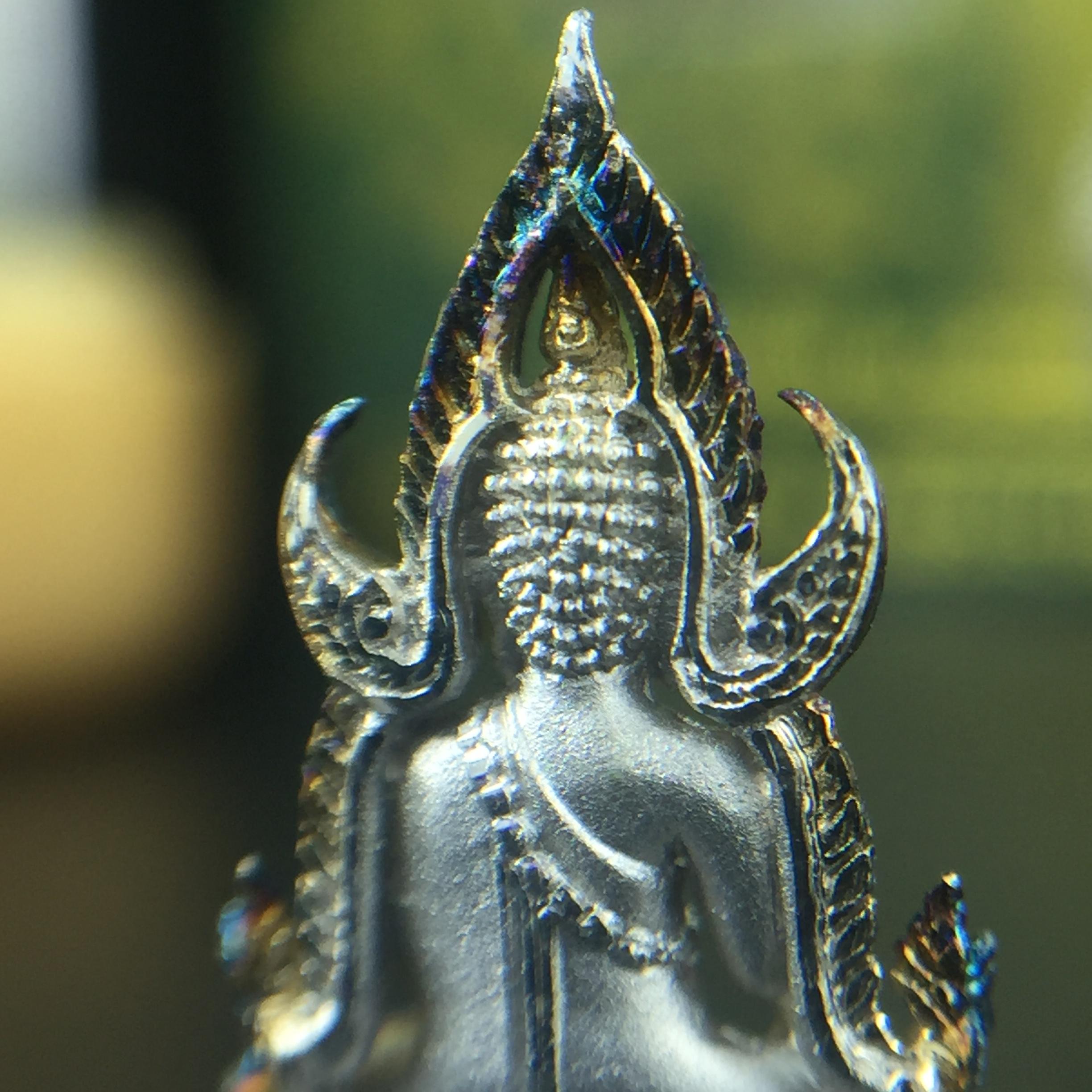 พระพุทธชินราช(จำลอง) ภปร. 84 พรรษา เนื้อเงินชุบทองคำขาว พิมพ์เล็กขนาดหน้าตัก 1/4 นิ้ว (สภาพผิวเดิมสวย ขึ้นสีรุ้งธรรมชาติ แบบนิยม)(พระราชทานมวลสาร จิตรลดาและเส้นพระเจ้า(เส้นผม))